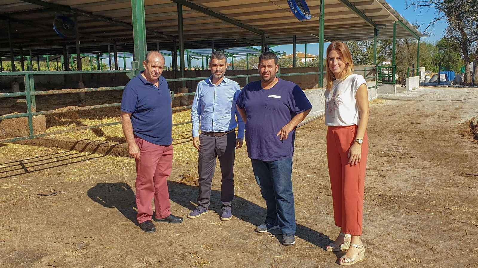 Los socialistas José Bernal y Antonia García, visitan una explotación ganadera.