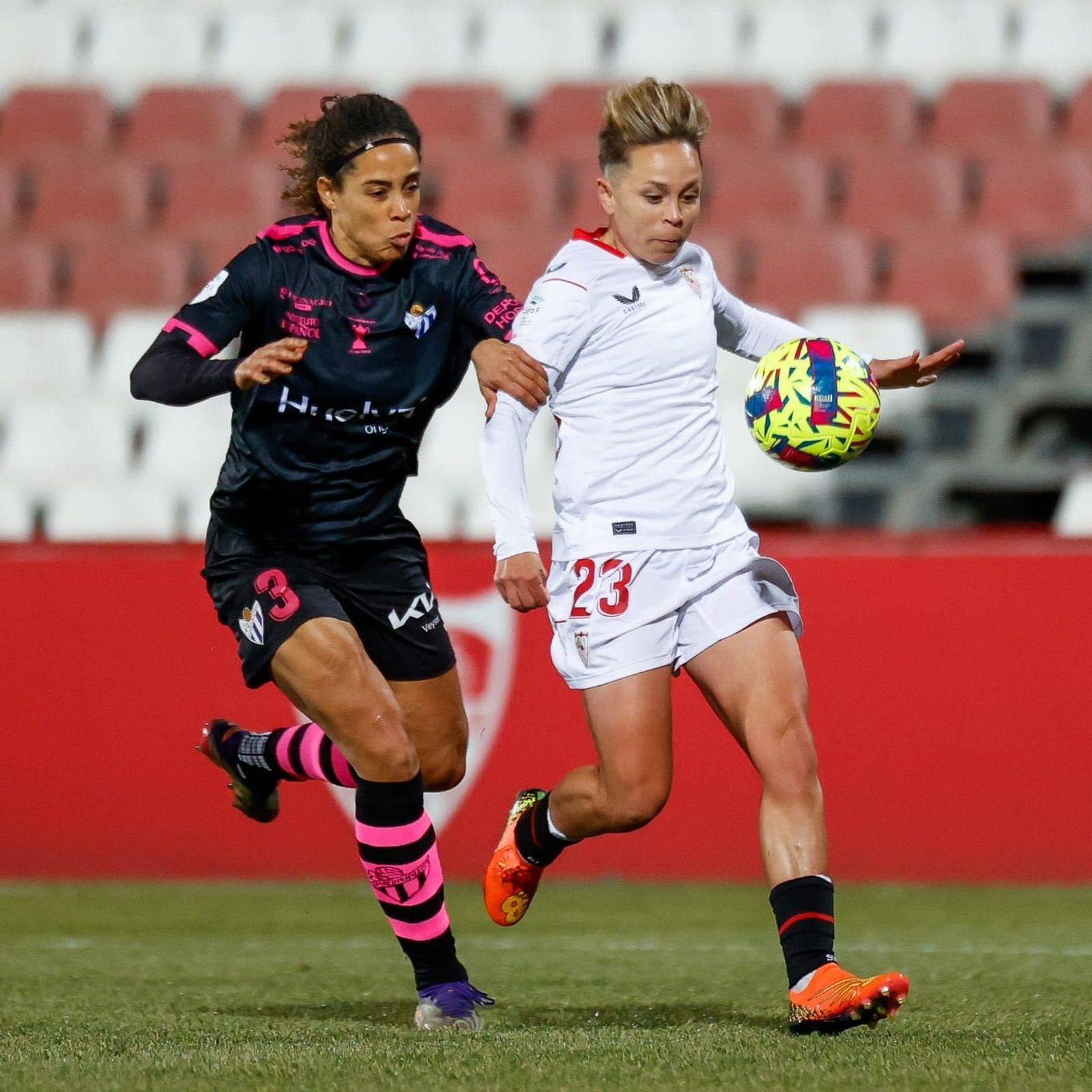 Amanda Sampedro (Sevilla) y Ana Carol (Sporting) disputan un balón en el encuentro en el Estadio Jesús Navas.