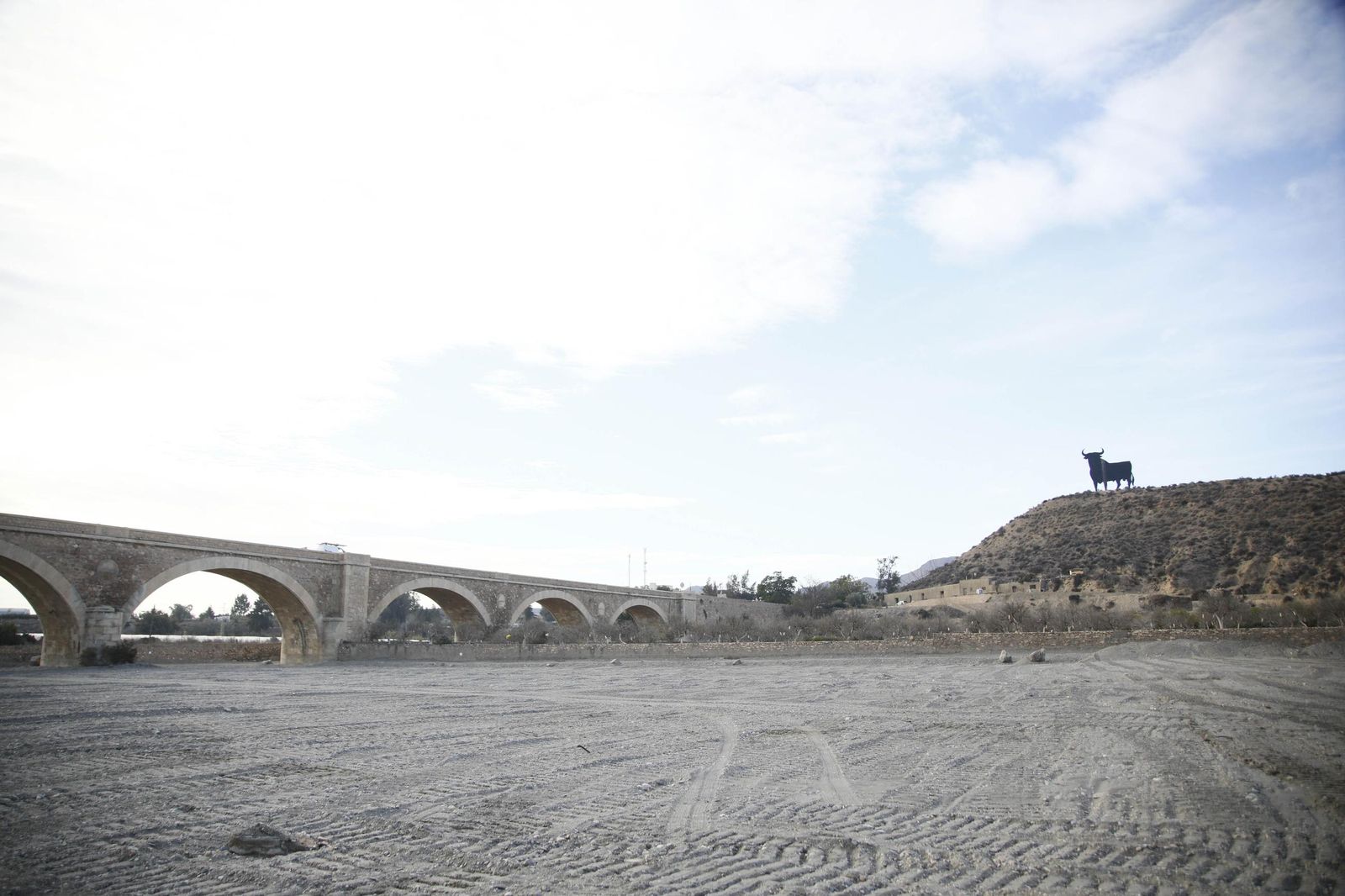 Las imágenes de la visita las obras de restauración hidrogeomorfológica y de naturalización del cauce del río Andarax, en Rioja
