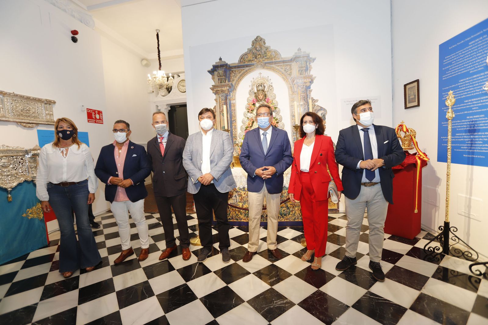 Imágenes de la inauguración de la exposición Regina Roris en la sala de la Fundación Cajasol 'El Comercial'