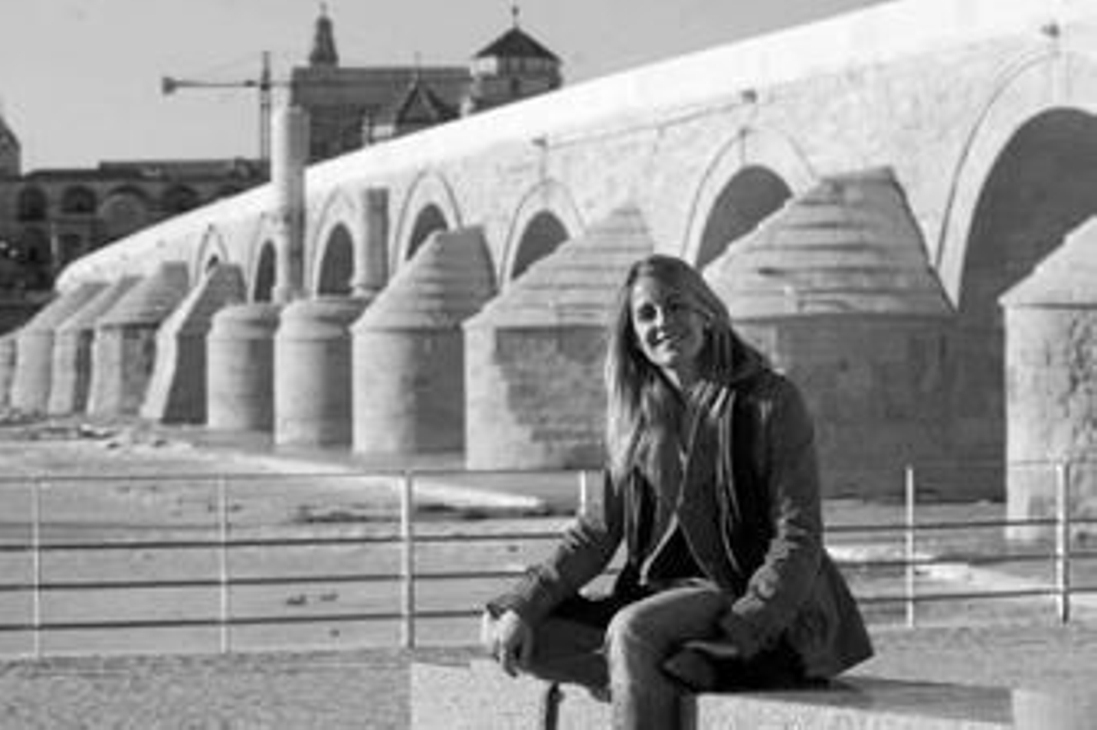 Belén Recio, en el Puente Romano, con la Mezquita de fondo.
