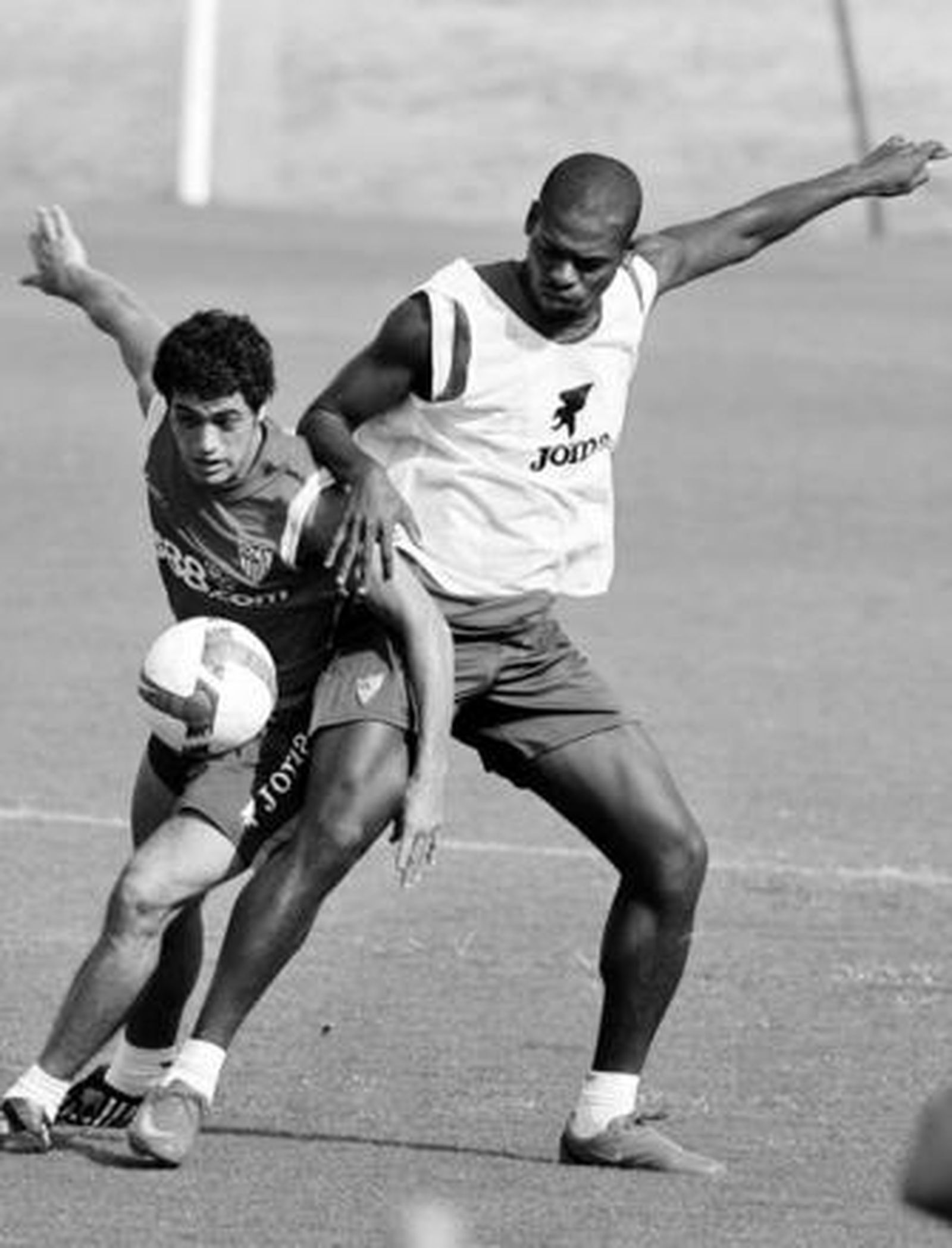 Romaric aprieta a Lautaro Acosta en el partido a tres cuartos de campo de ayer.