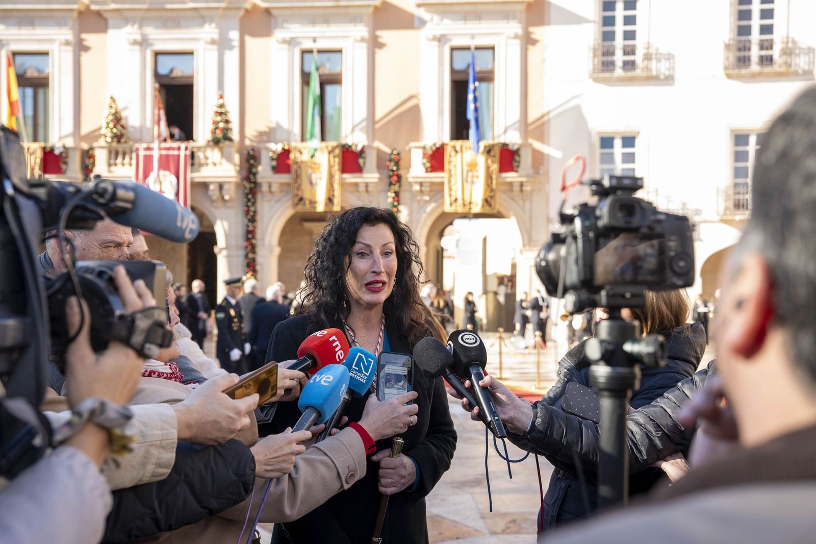 El Pendón vuelve a alzarse en Almería: memoria y ciudad bajo la luz de diciembre