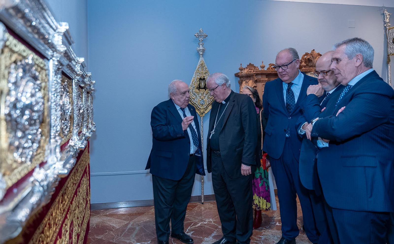 Acto de inauguración de la exposición con las instituciones