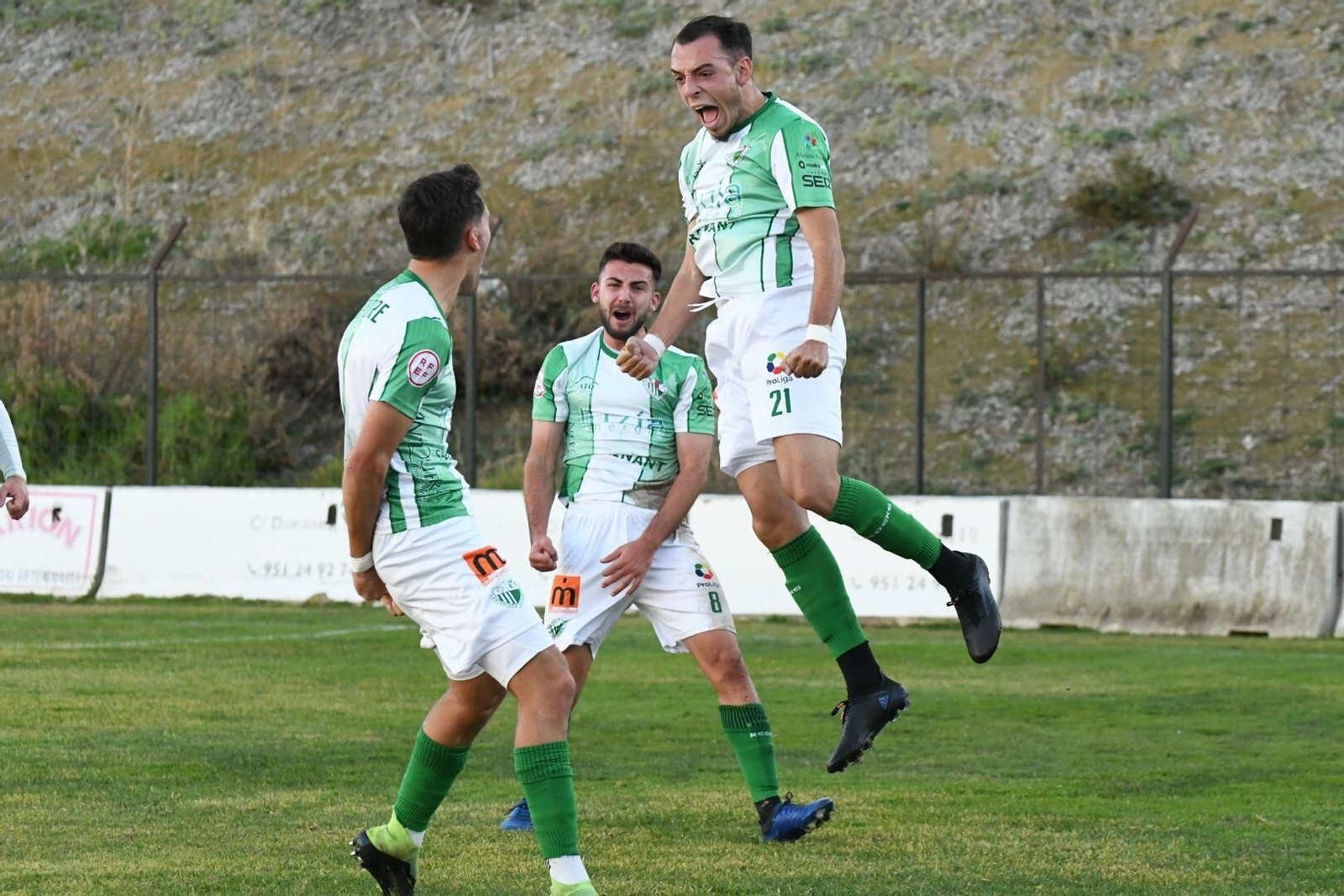 El roteño Sergio García celebra con sus compañeros su gol al Vélez la pasada jornada. El roteño Sergio García celebra con sus compañeros su gol al Vélez la pasada jornada.