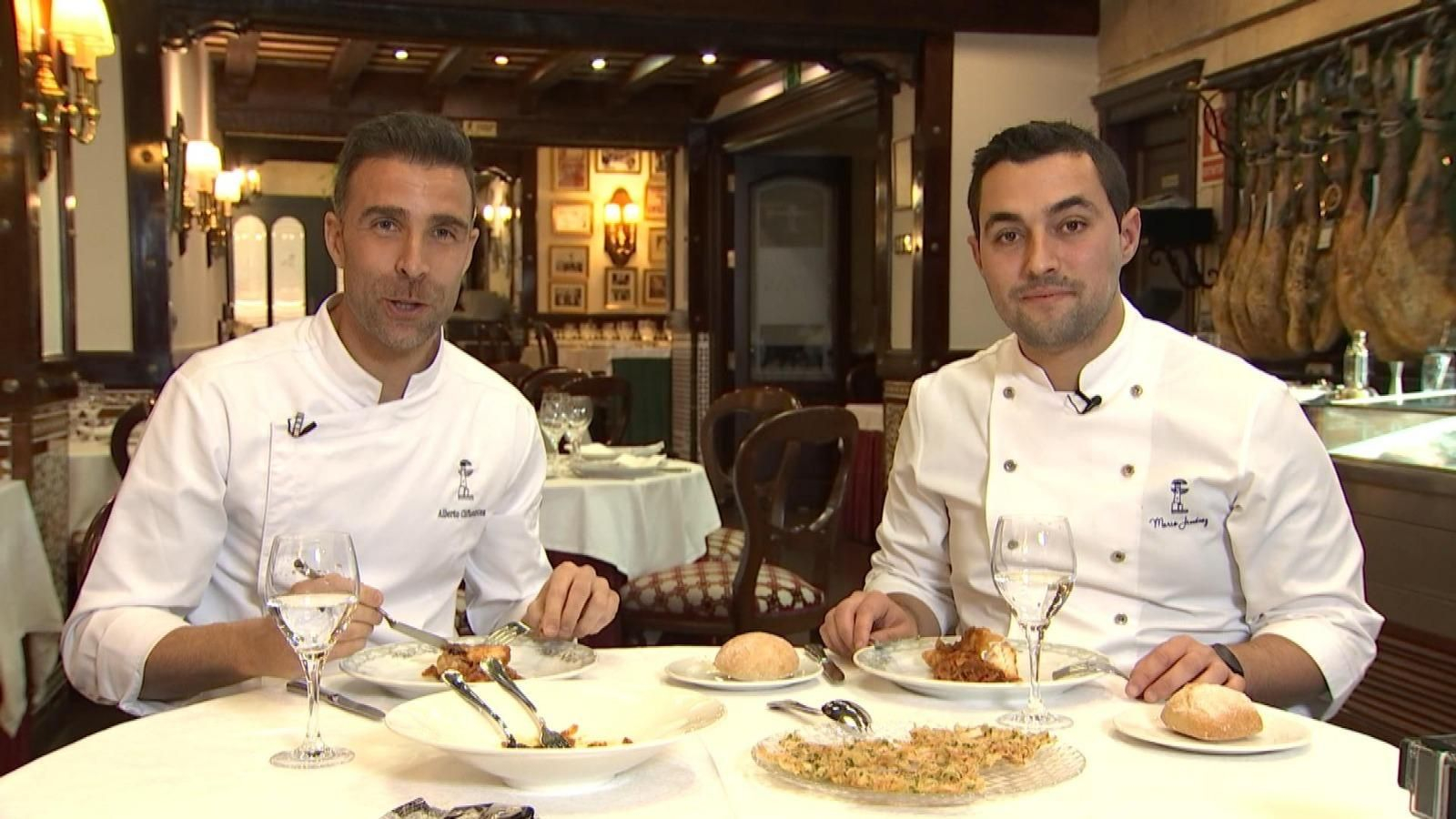Alberto Cifuentes (i) y Mario Jiménez degustan los platos que entre ellos cocinaron en El Faro.