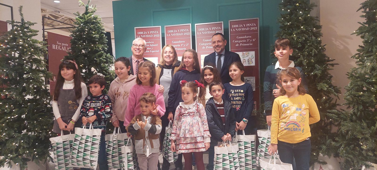 Juan Antonio Cabello y Ramón Macías, junto a los premiados.