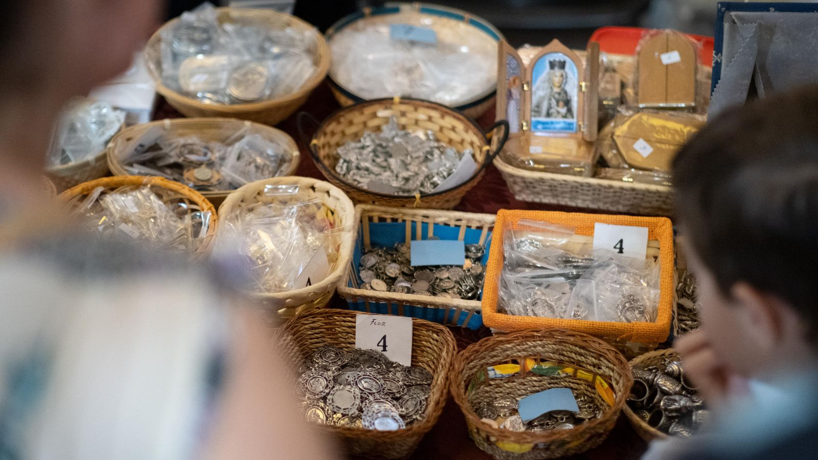 Artículos de recuerdo de la asociación de fieles.