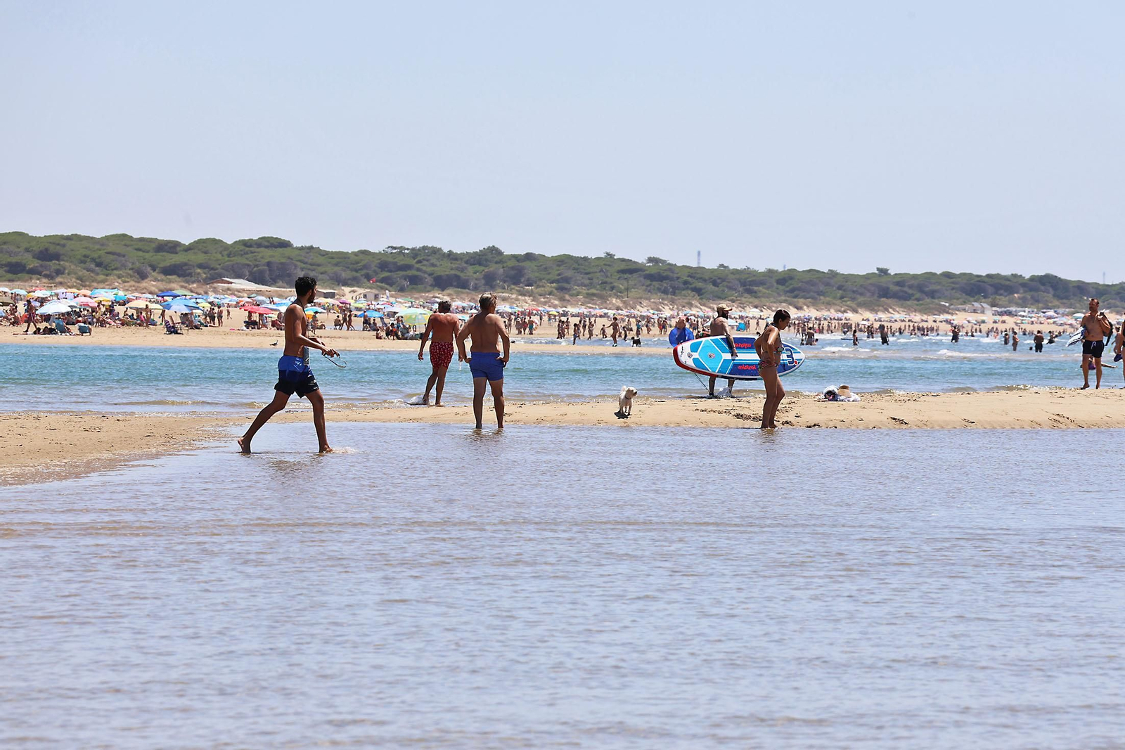 Ambiente en las playas de Huelva en la mañana de domingo