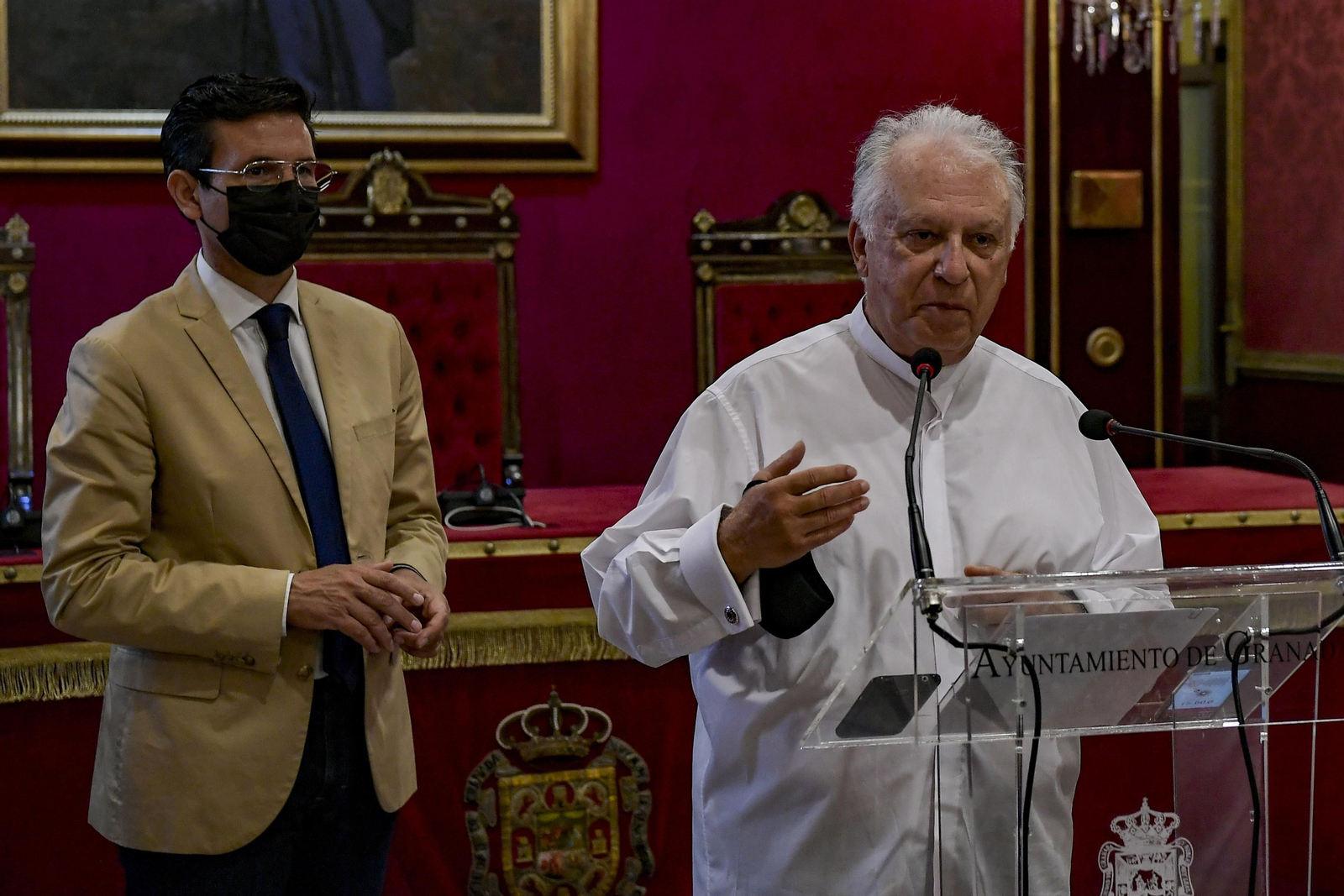 Pepe Romero agradece el galardón a su hermano en presencia del alcalde de Granada.