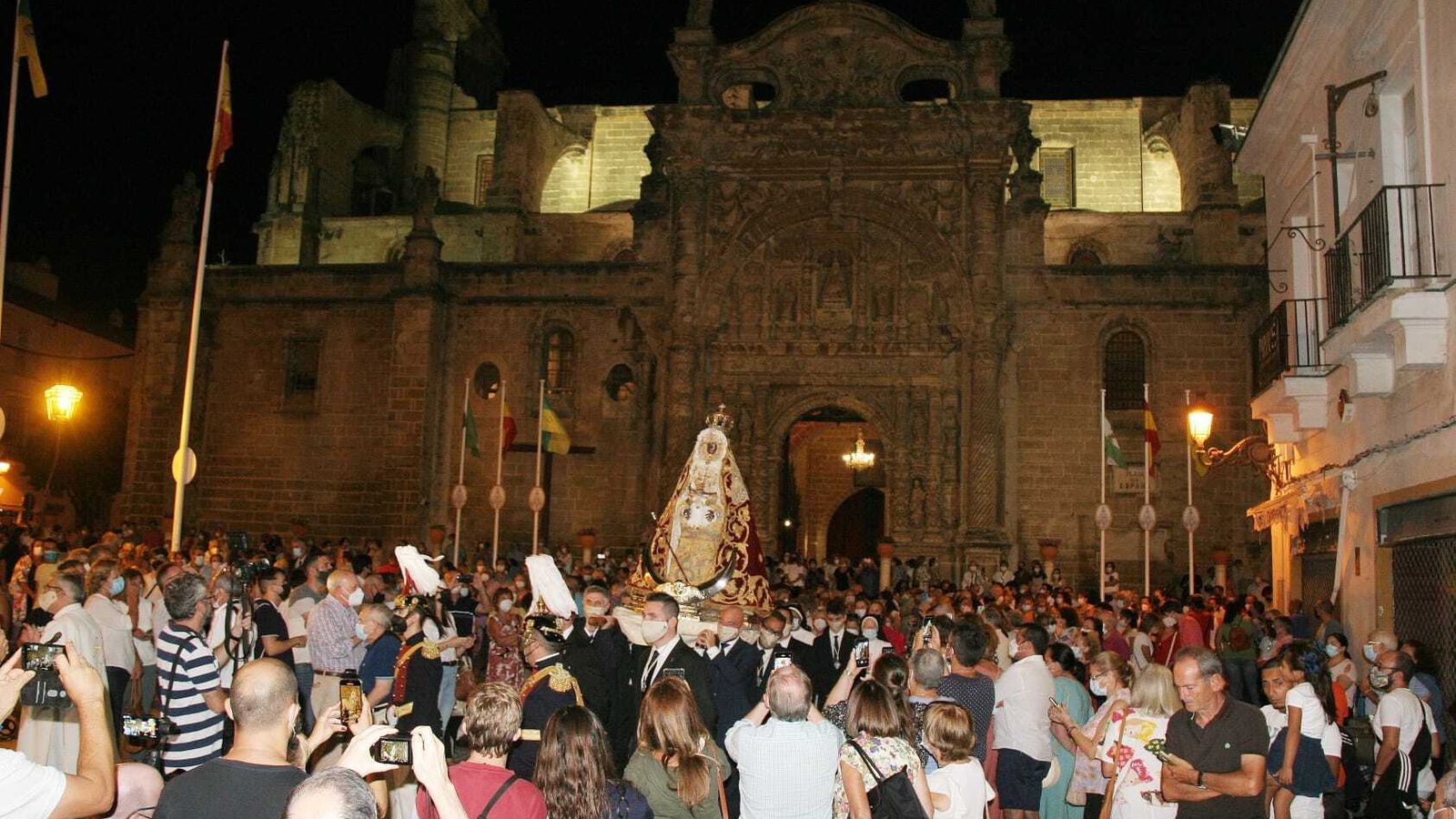 Numerosos fieles han querido acompañar a la Virgen de los Milagros.