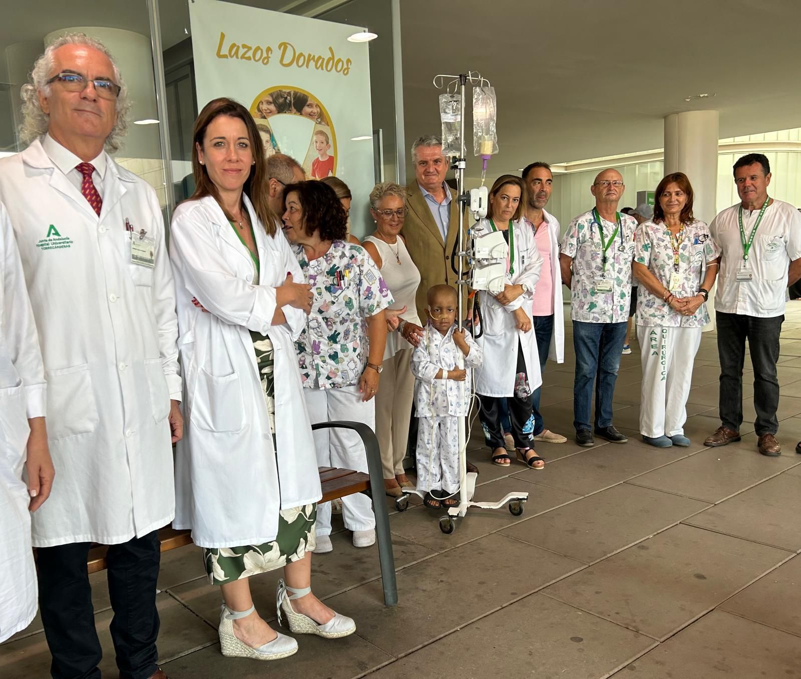 El Hospital Materno Infantil ha colocado un lazo dorado en la entrada.