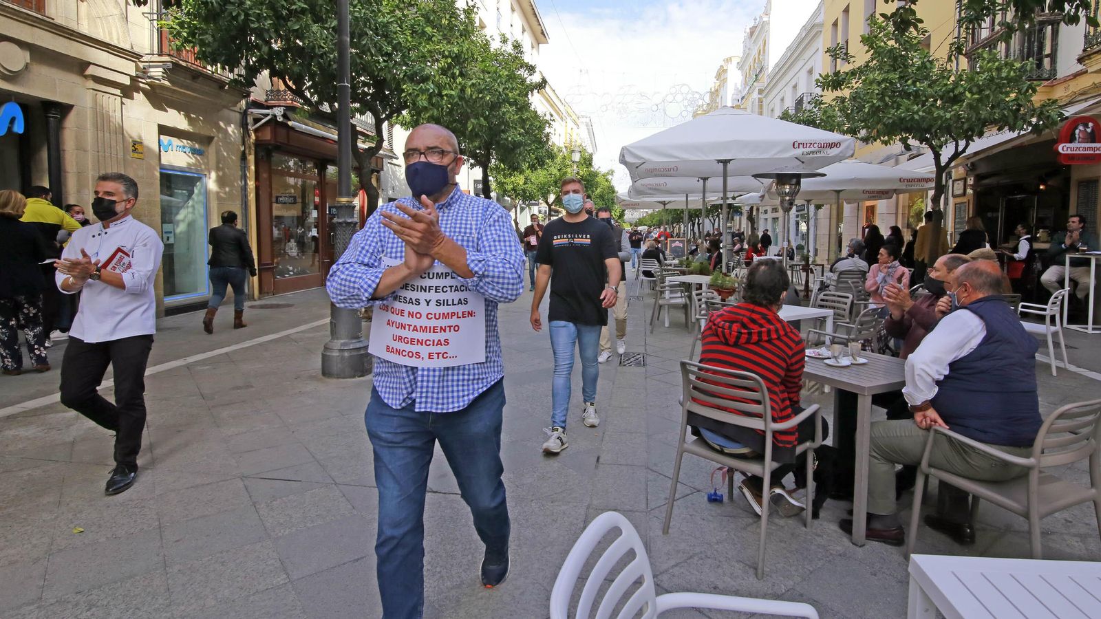 Clientes de bares aplauden al paso de los hosteleros en su recorrido por el centro.
