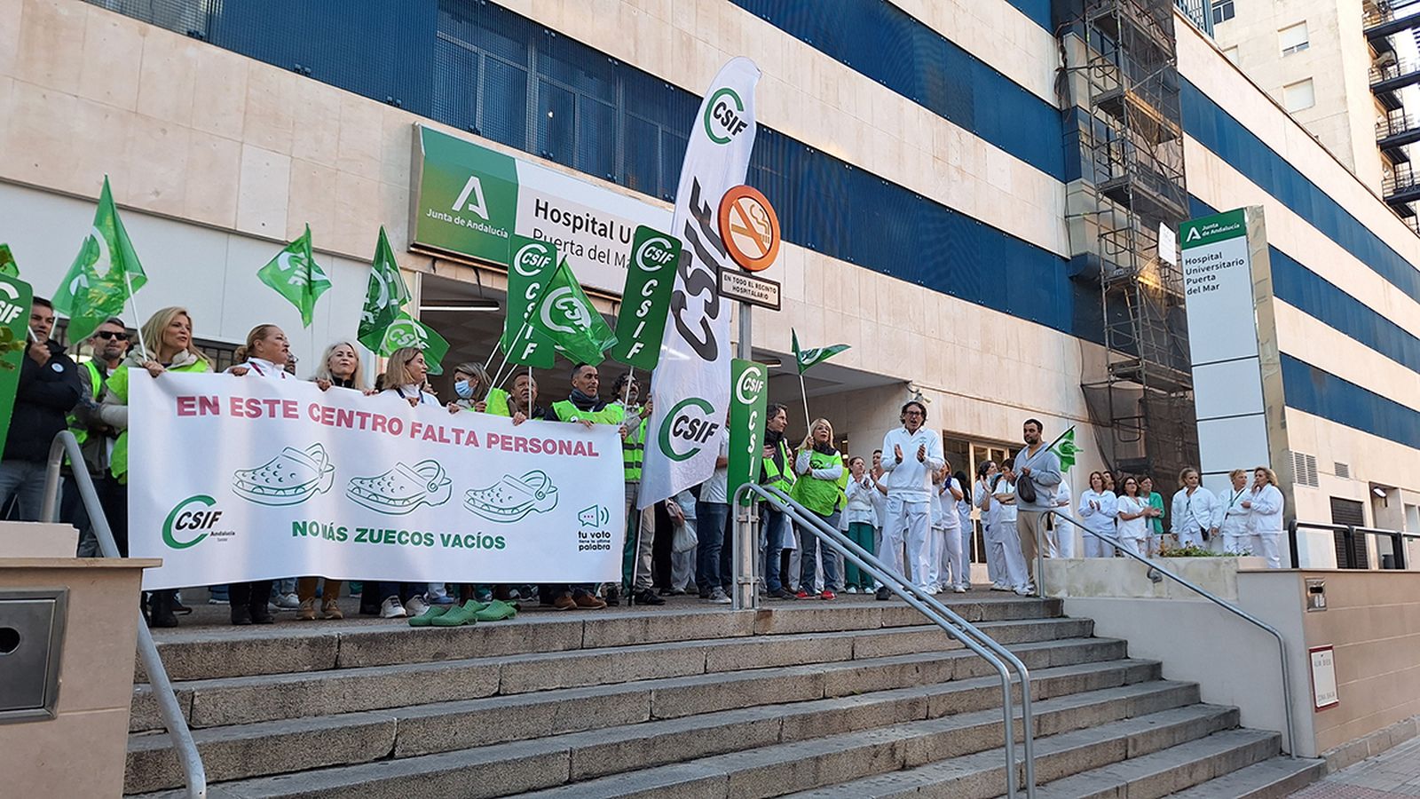Un momento de las protestas de la mañana de este martes en el Puerta del Mar de Cádiz