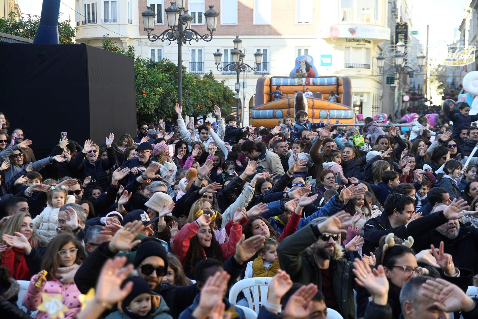 Los niños de Córdoba despiden 2024 con una fiesta infantil y campanadas en las Tendillas, en imágenes
