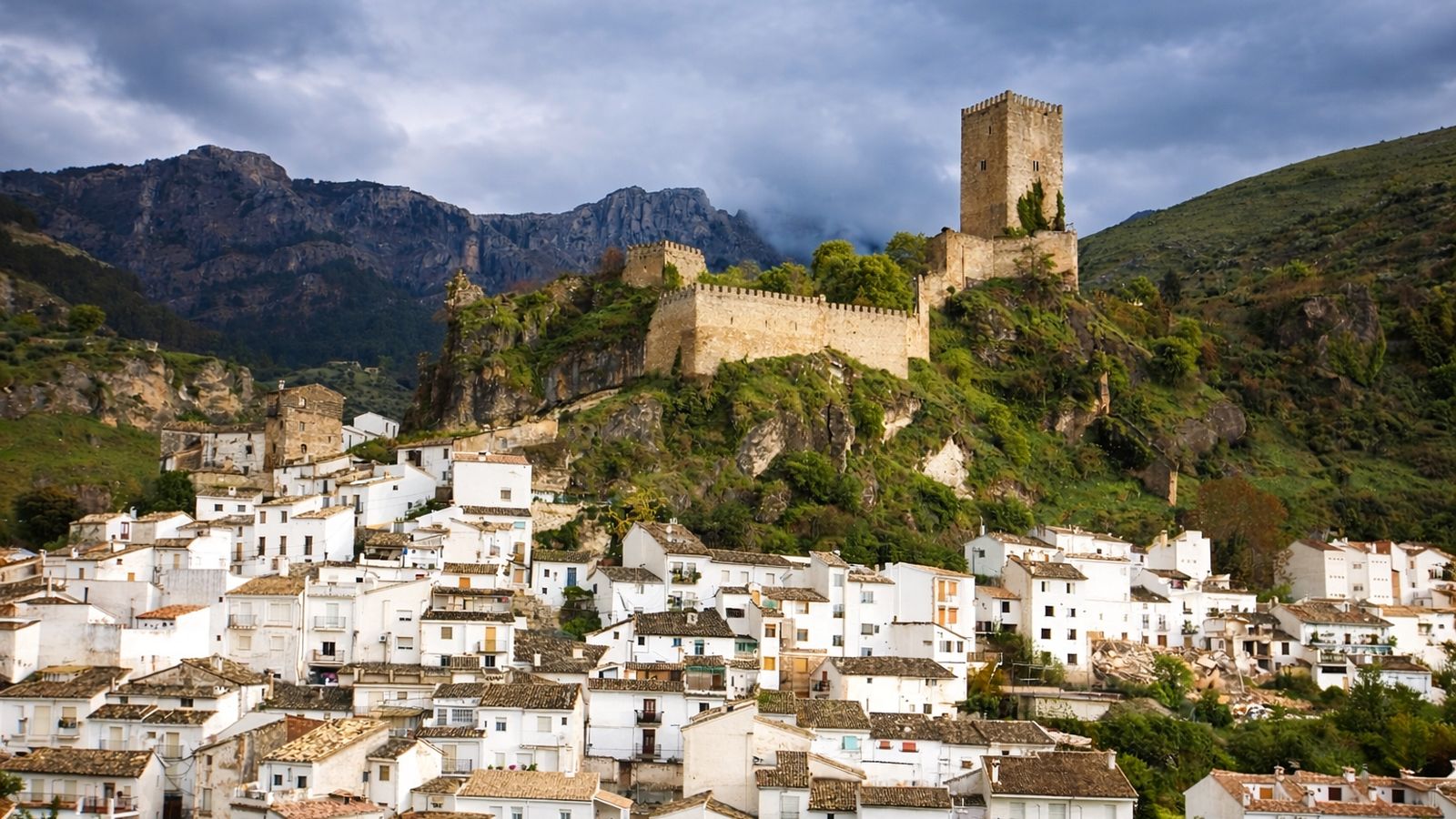 El Castillo de la Yedra, en Cazorla, está situado a 831 metros de altura sobre el nivel del mar, dando lugar a unas panorámicas increíbles del parque natural.