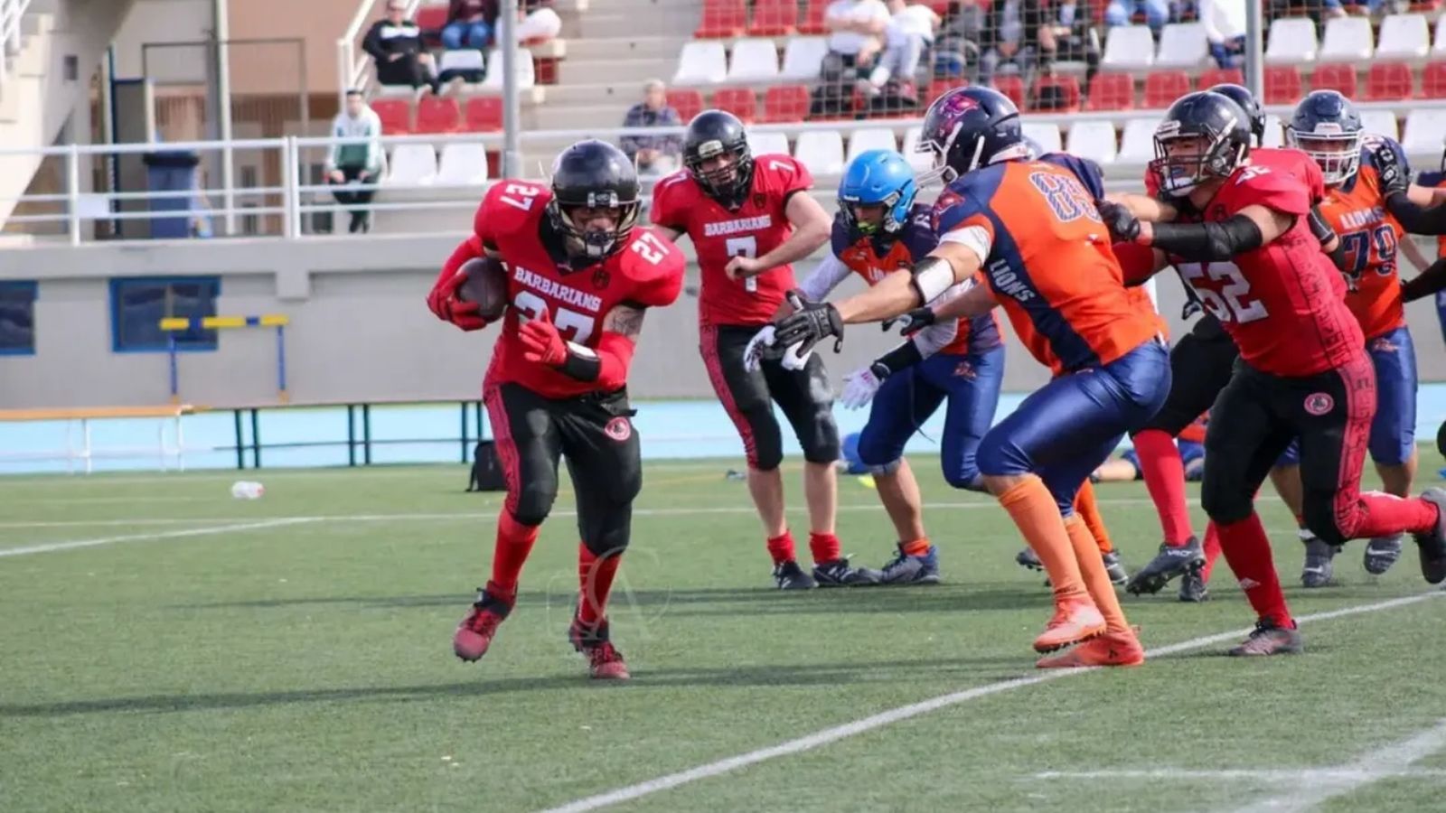 Acción ofensiva del conjunto local ante los granadinos en el duelo disputado en el Estadio de la Juventud.