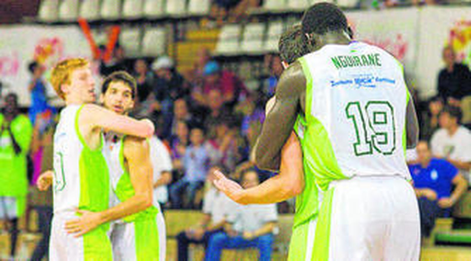 Díaz, Pozas, Nguirane y Todorovic celebran una victoria.