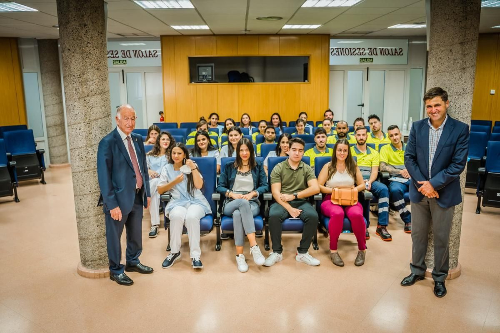 Amat y Rodríguez, con las primeras personas contratadas.