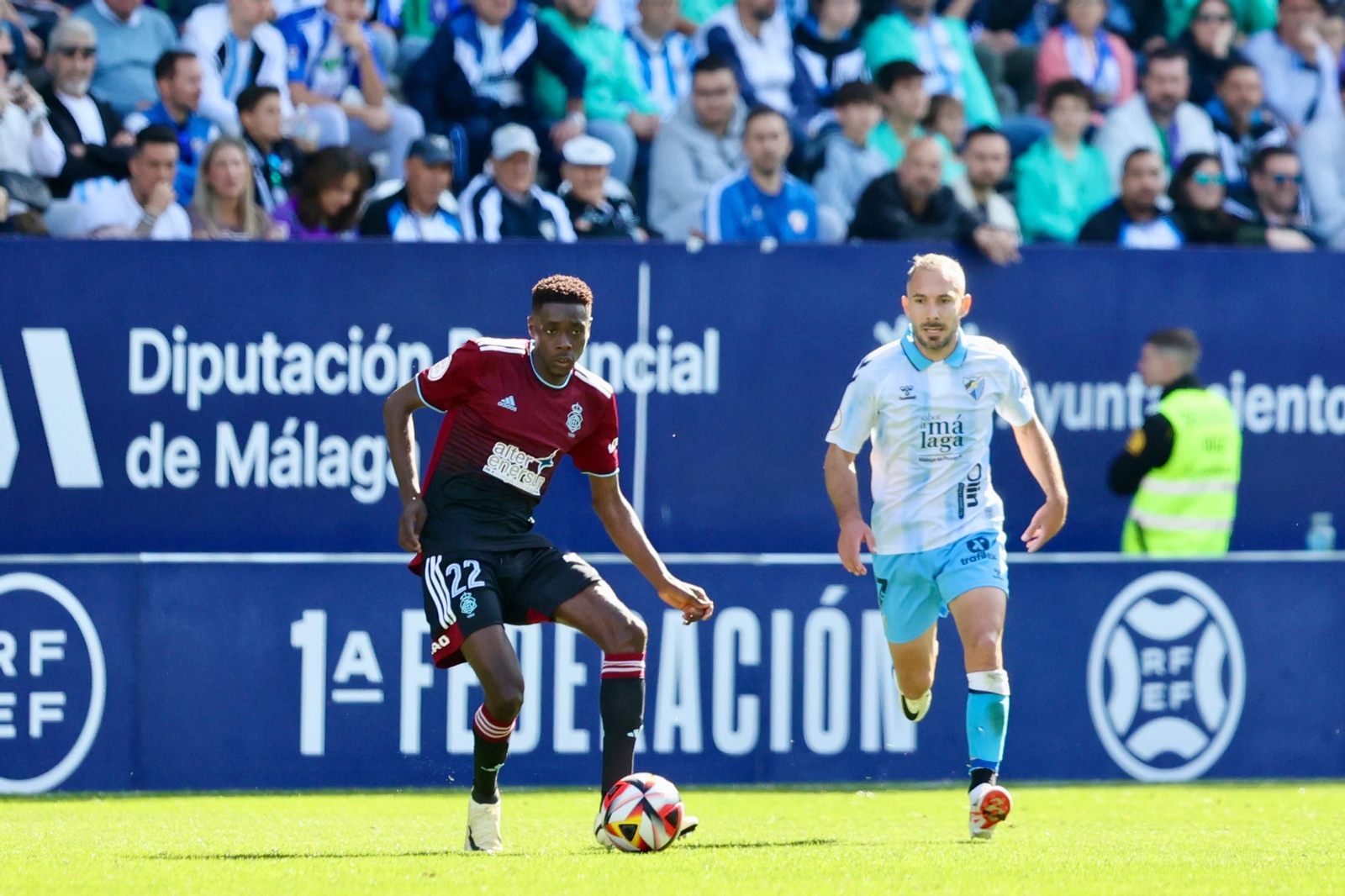 Rahim controla el balón durante el Málaga-Recre de la pasada jornada.