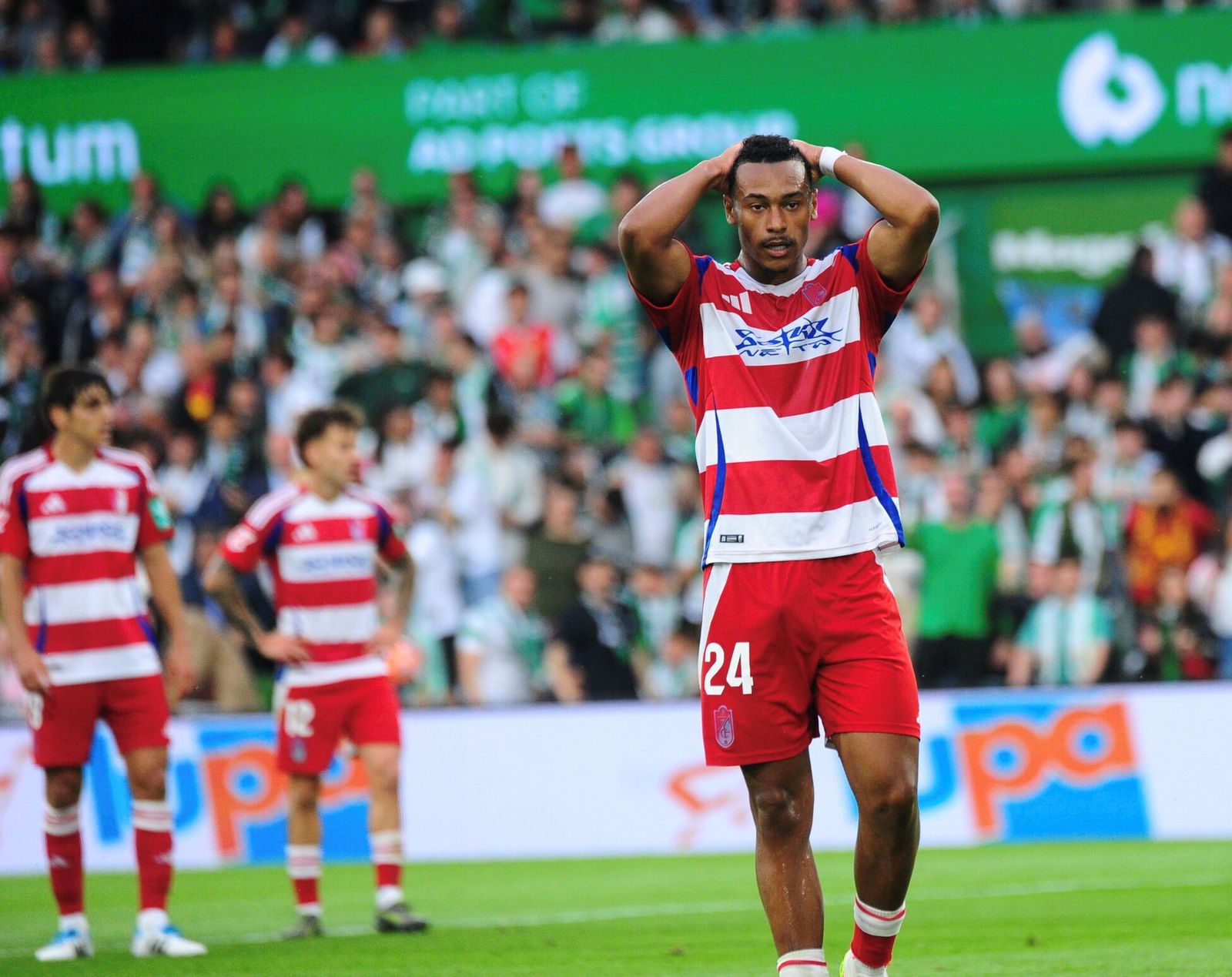 Loic Williams se lamenta de una acción en el Racing-Granada