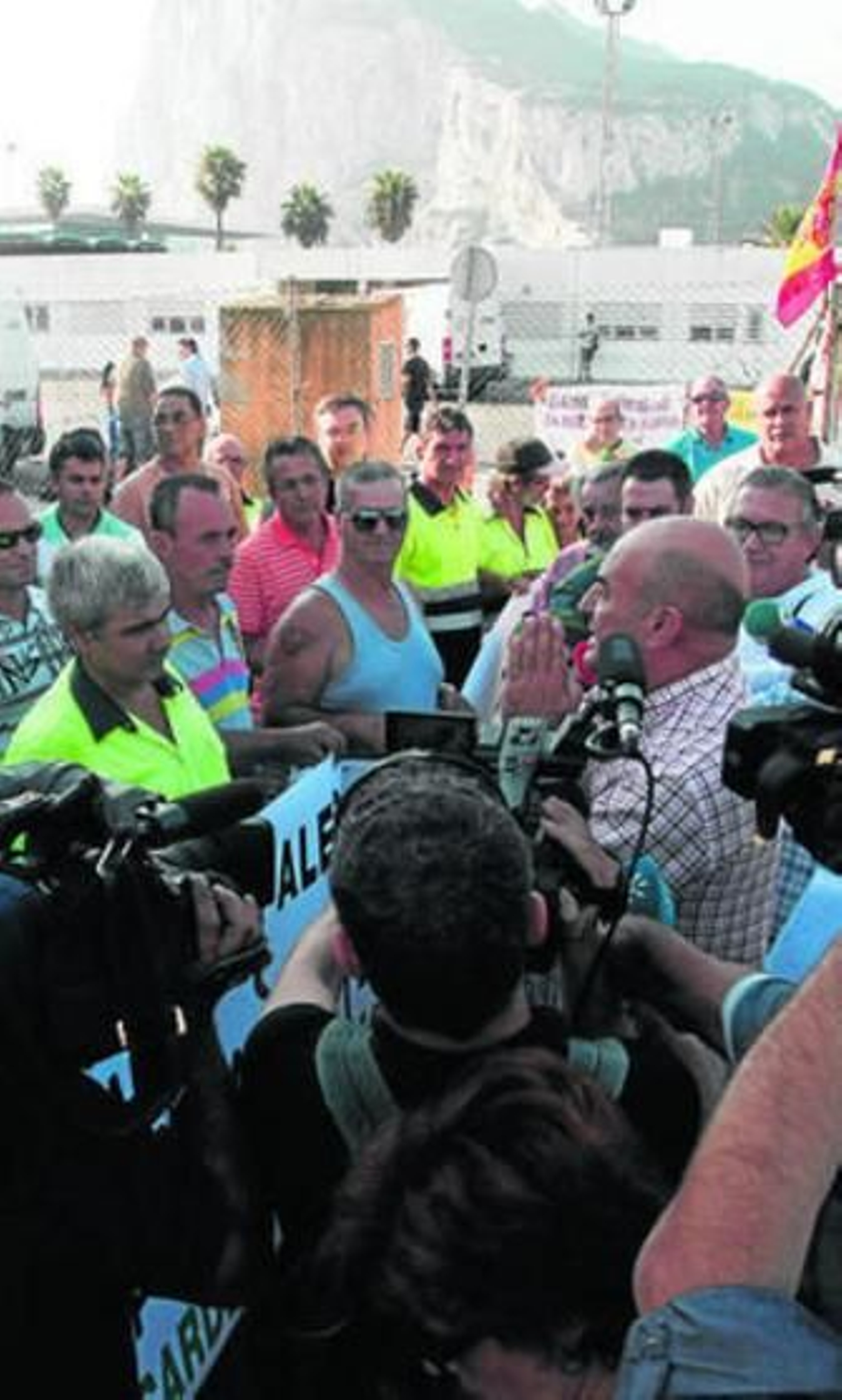Eduardo Izaguirre (CSIF) se dirige a los manifestantes, el pasado lunes. Eduardo Izaguirre (CSIF) se dirige a los manifestantes, el pasado lunes.