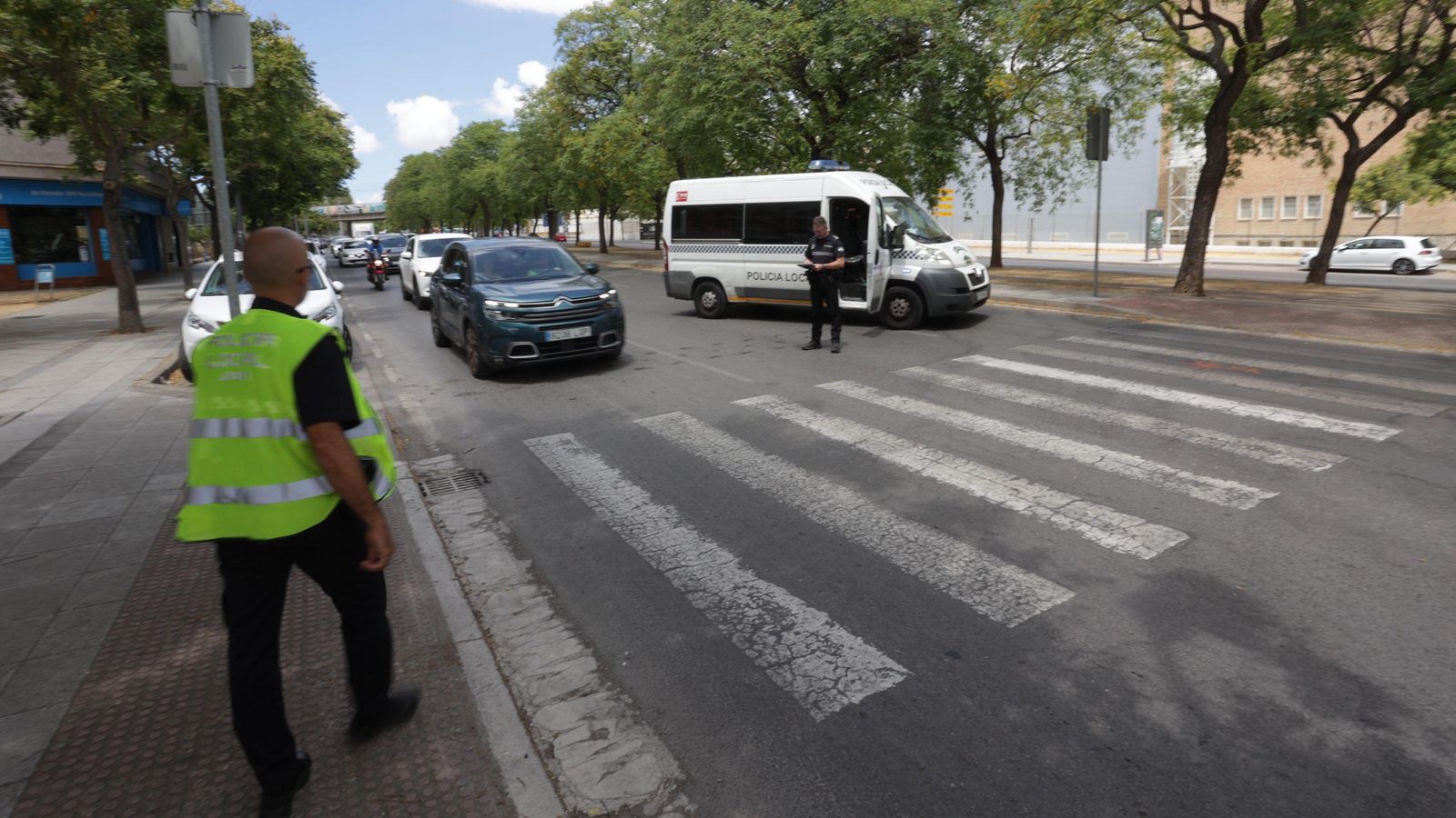 Agentes de Policía Local de Jerez, en el tramo de la avenida de Europa donde ha tenido lugar el atropello. Agentes de Policía Local de Jerez, en el tramo de la avenida de Europa donde ha tenido lugar el atropello.