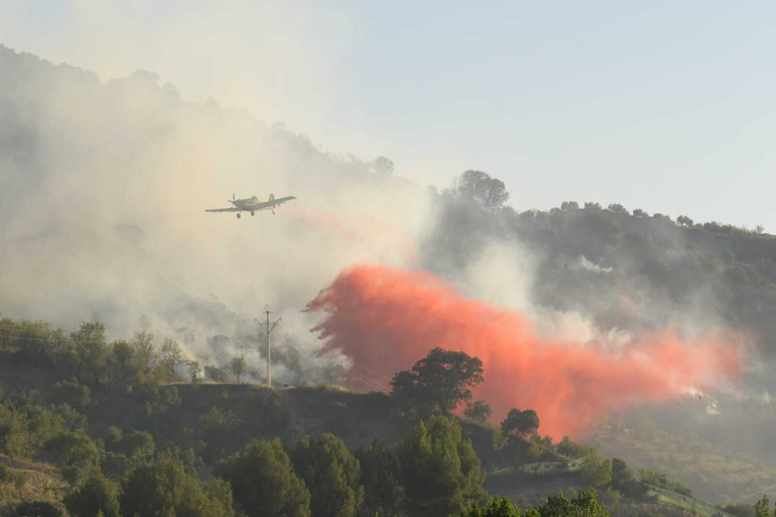 Así están siendo las labores de extinción del aparatoso incendio forestal de Pinos Genil