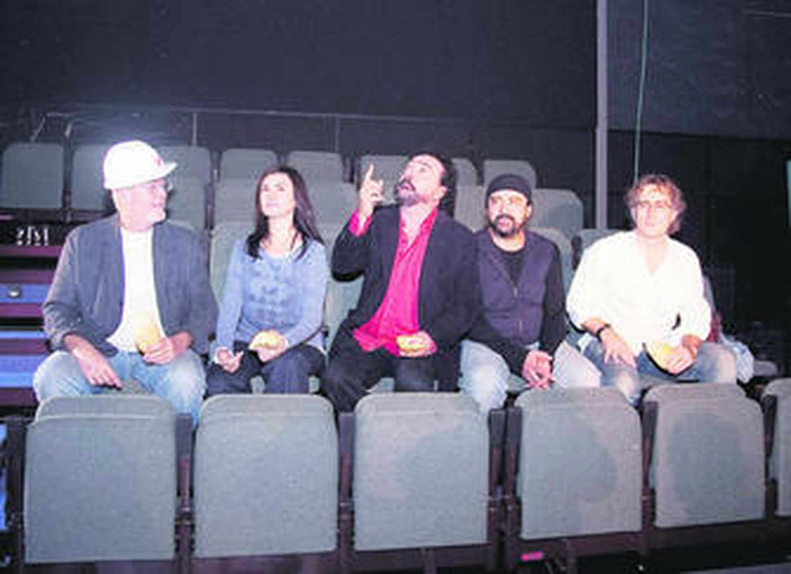 La formación al completo, con Pepe Quero en el centro, ayer en su teatro en Hytasa.