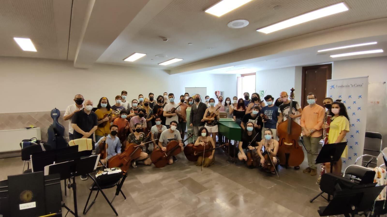 Los jóvenes músicos de la orquesta posan junto a representantes de la Fundación La Caixa en un ensayo reciente. Los jóvenes músicos de la orquesta posan junto a representantes de la Fundación La Caixa en un ensayo reciente.
