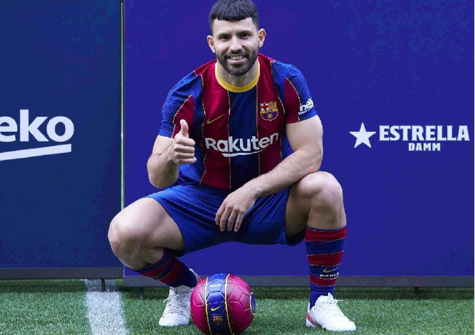 Agüero posa ya como jugador del Barcelona.