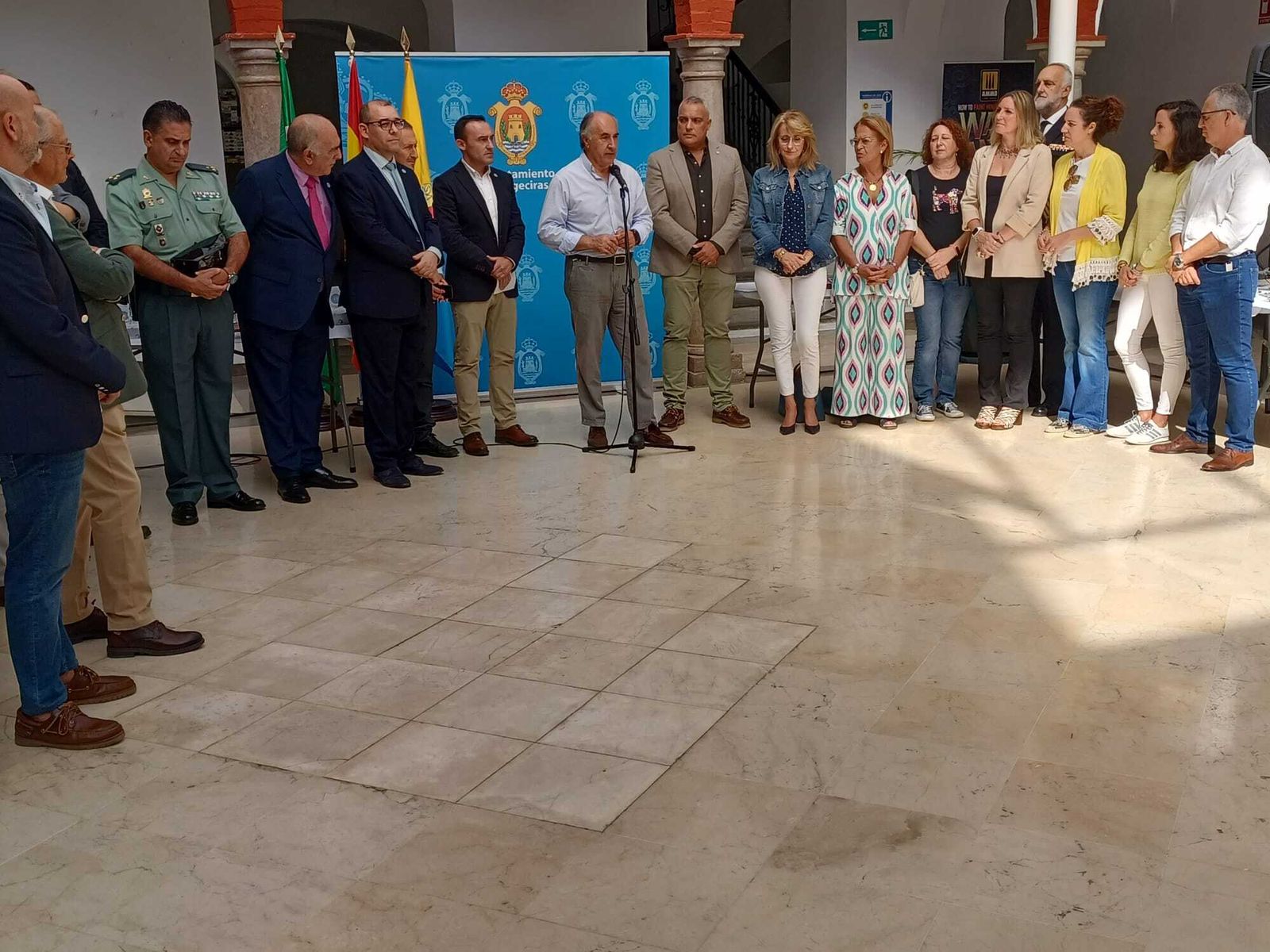 Responsables municipales y de la organización durante la apertura de la actividad