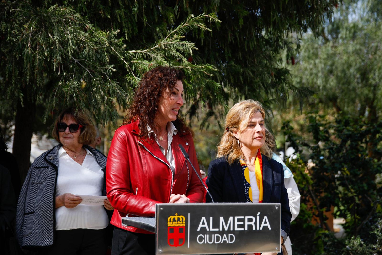 Las imágenes de la plantación de un olivo y el entierro de una cápsula del tiempo