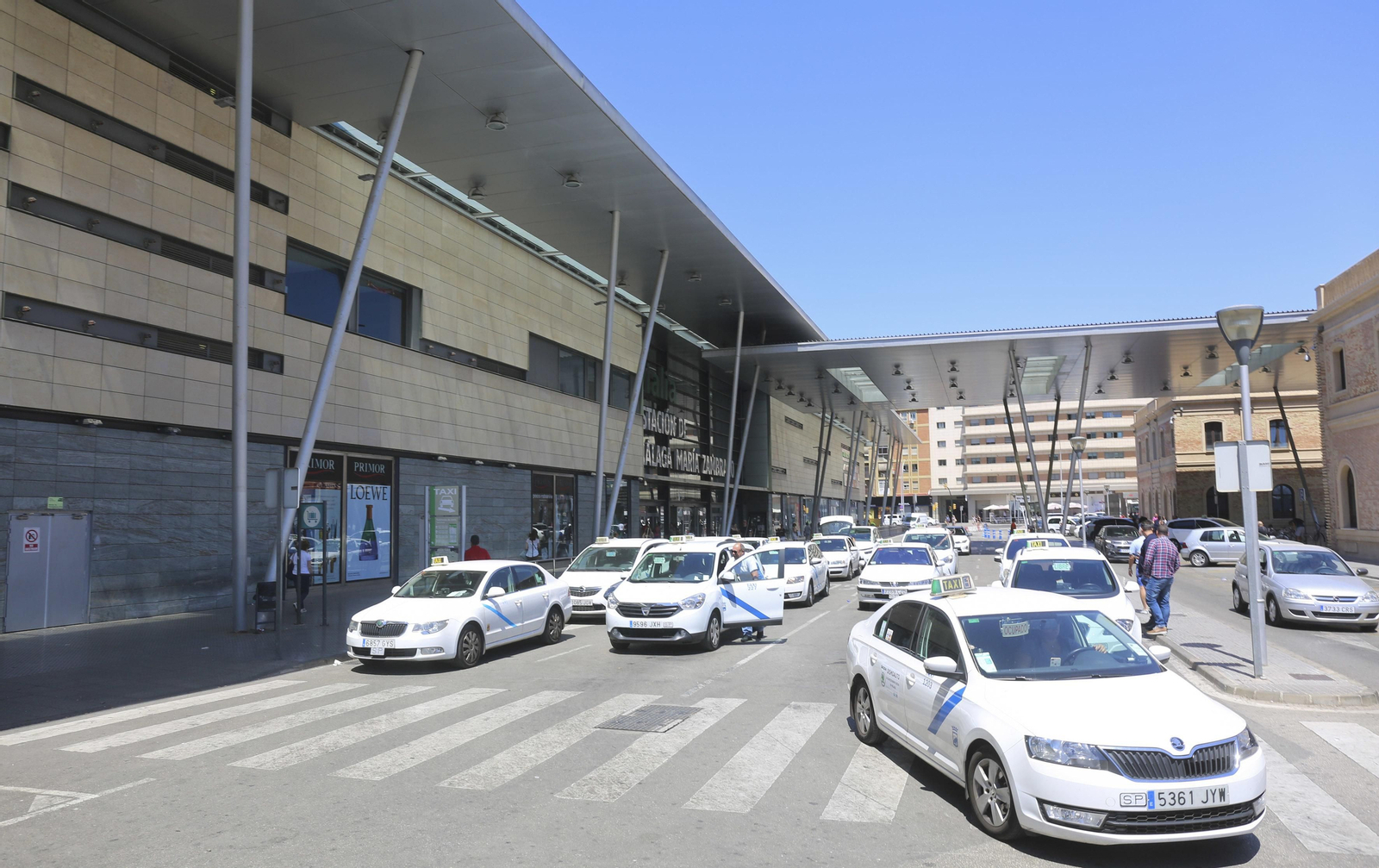Un grupo de taxis a las puertas de la estación de trenes María Zambrano, en Málaga capital.