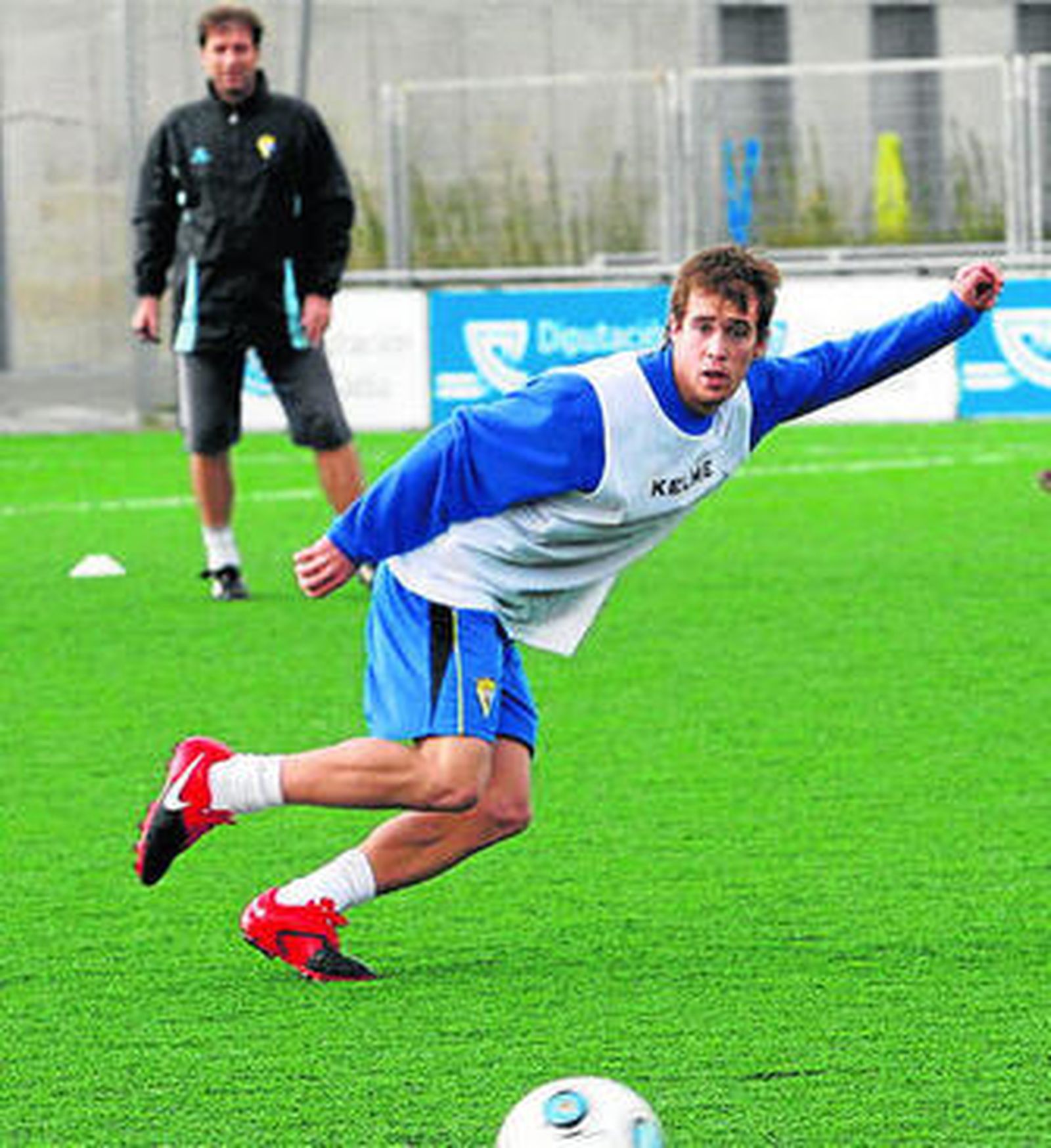 Oliva observa la carrera de Goku, su última incorporación.