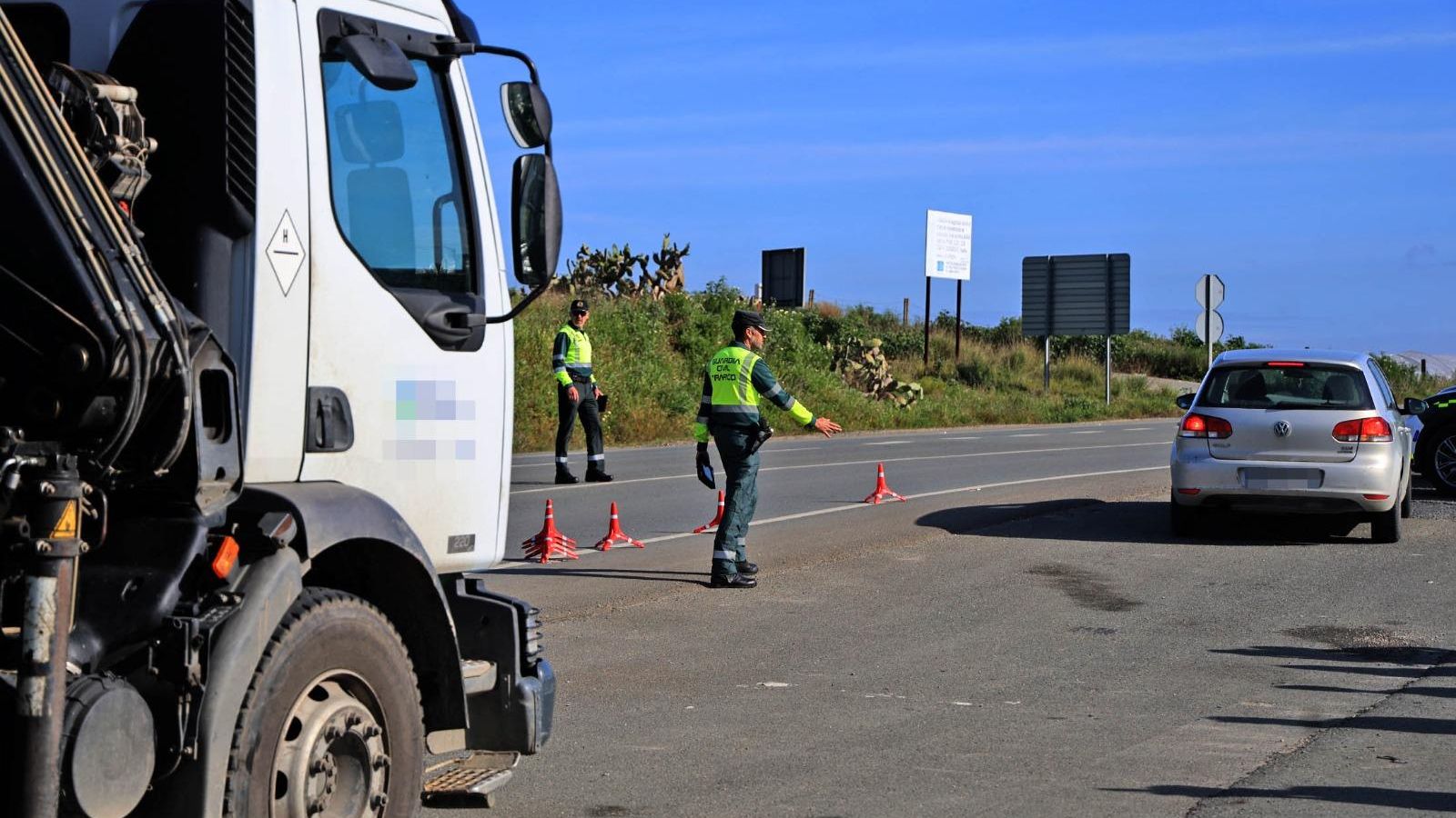 Un Guardia Civil da el alto a un vehículo para el control de velocidad este lunes en Palos de la Frontera.