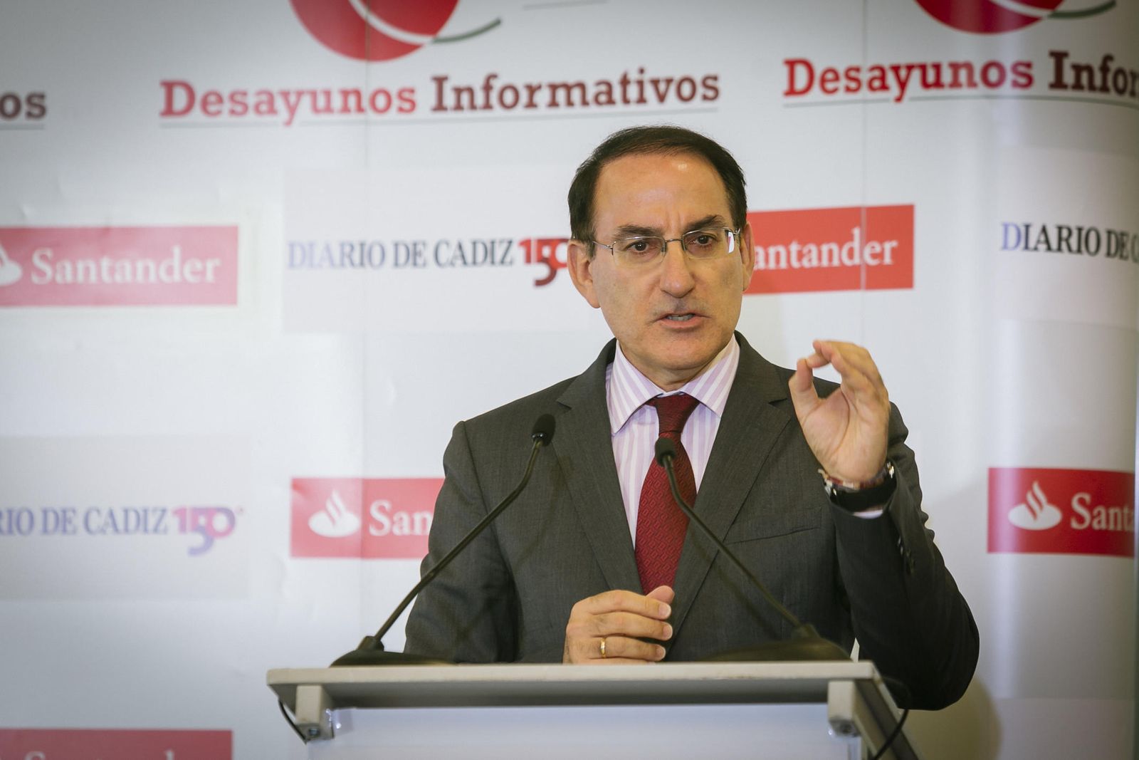 Javier González de Lara, presidente de la Confederación de Empresarios de Andalucía, en un momento de su conferencia en el Hotel Atlántico de Cádiz.