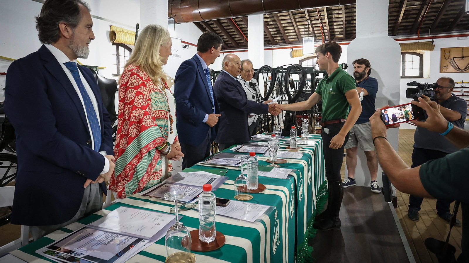 Entrega de notas y diplomas de fin de curso en la Real Escuela Entrega de notas y diplomas de fin de curso en la Real Escuela
