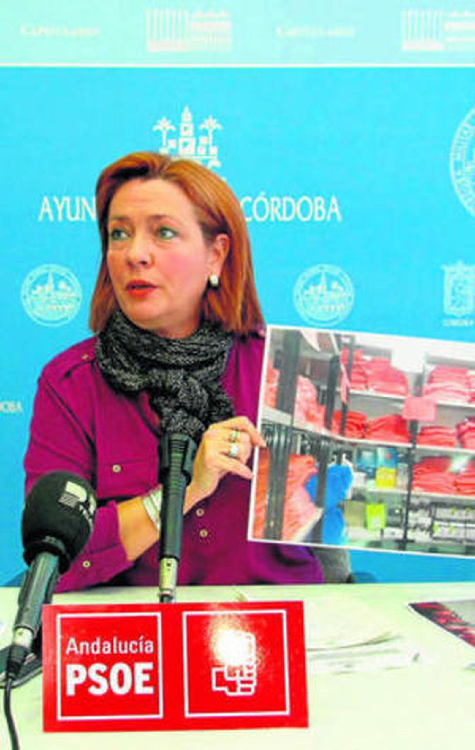 Durán muestra las fotografías de los almacenes de Sadeco.