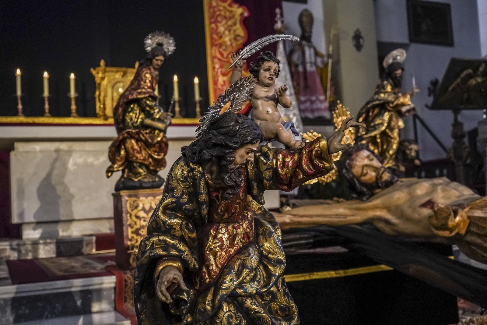 El besapiés al Cristo de los Favores, en imágenes