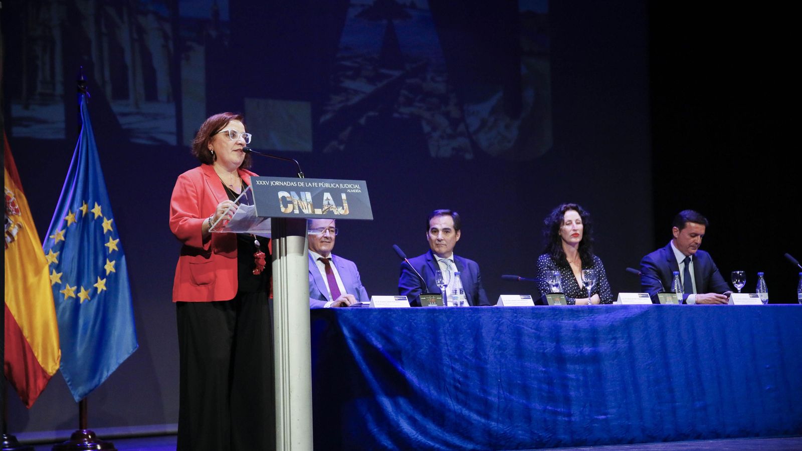 María José Cañizares, secretaria coordinadora de los LAJ en Almería, se dirige a los asistentes.