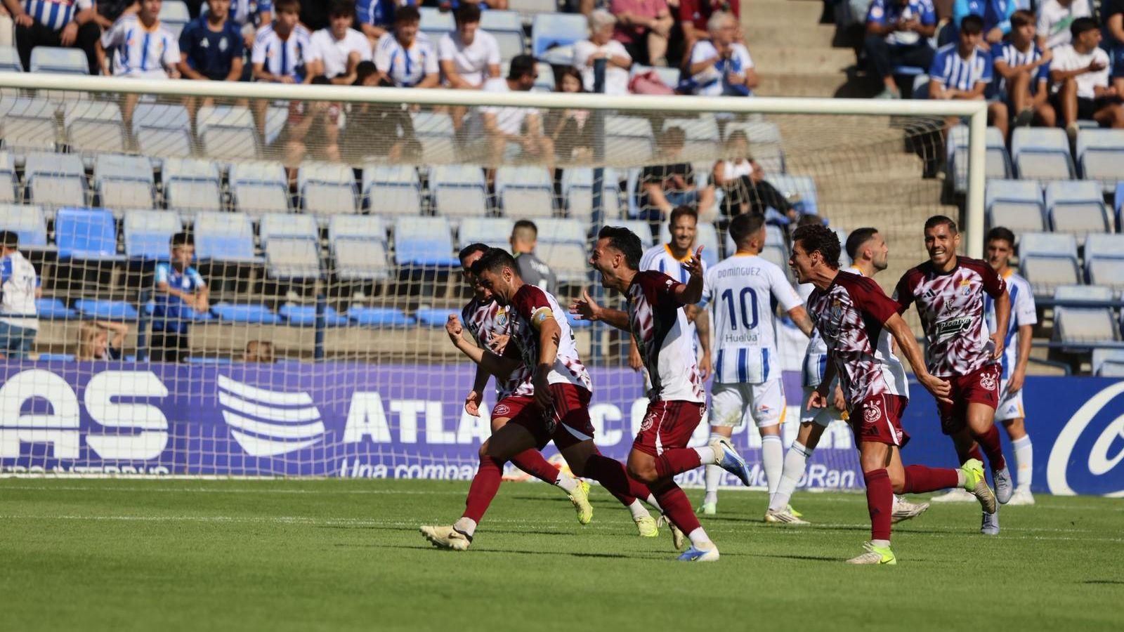 Adri Rodríguez celebra el 0-1 de falta en el Nuevo Colombino.