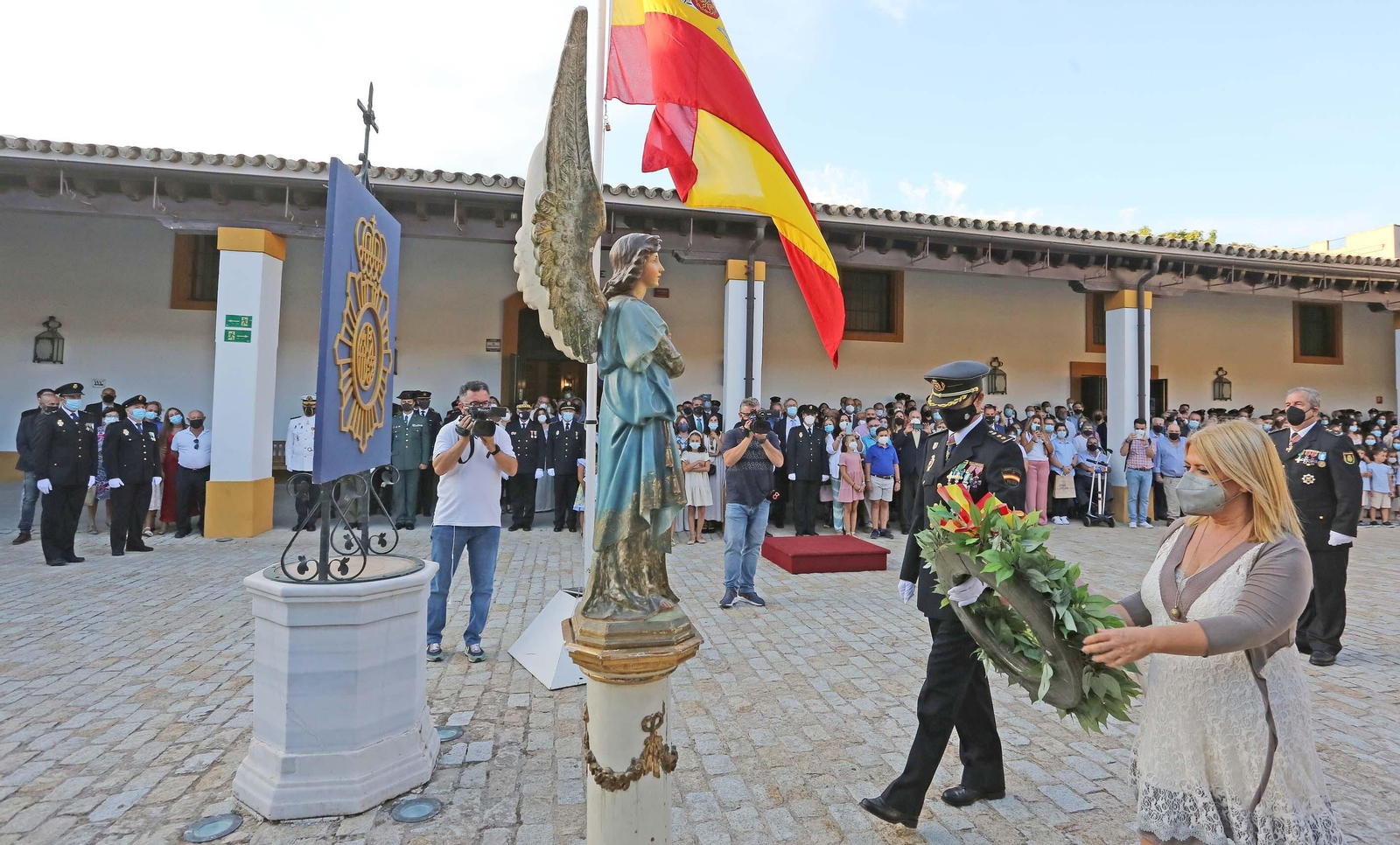 La alcaldesa y el comisario jefe de Policía en Jerez con la corona de laurel en el homenaje a los caídos en servicio.