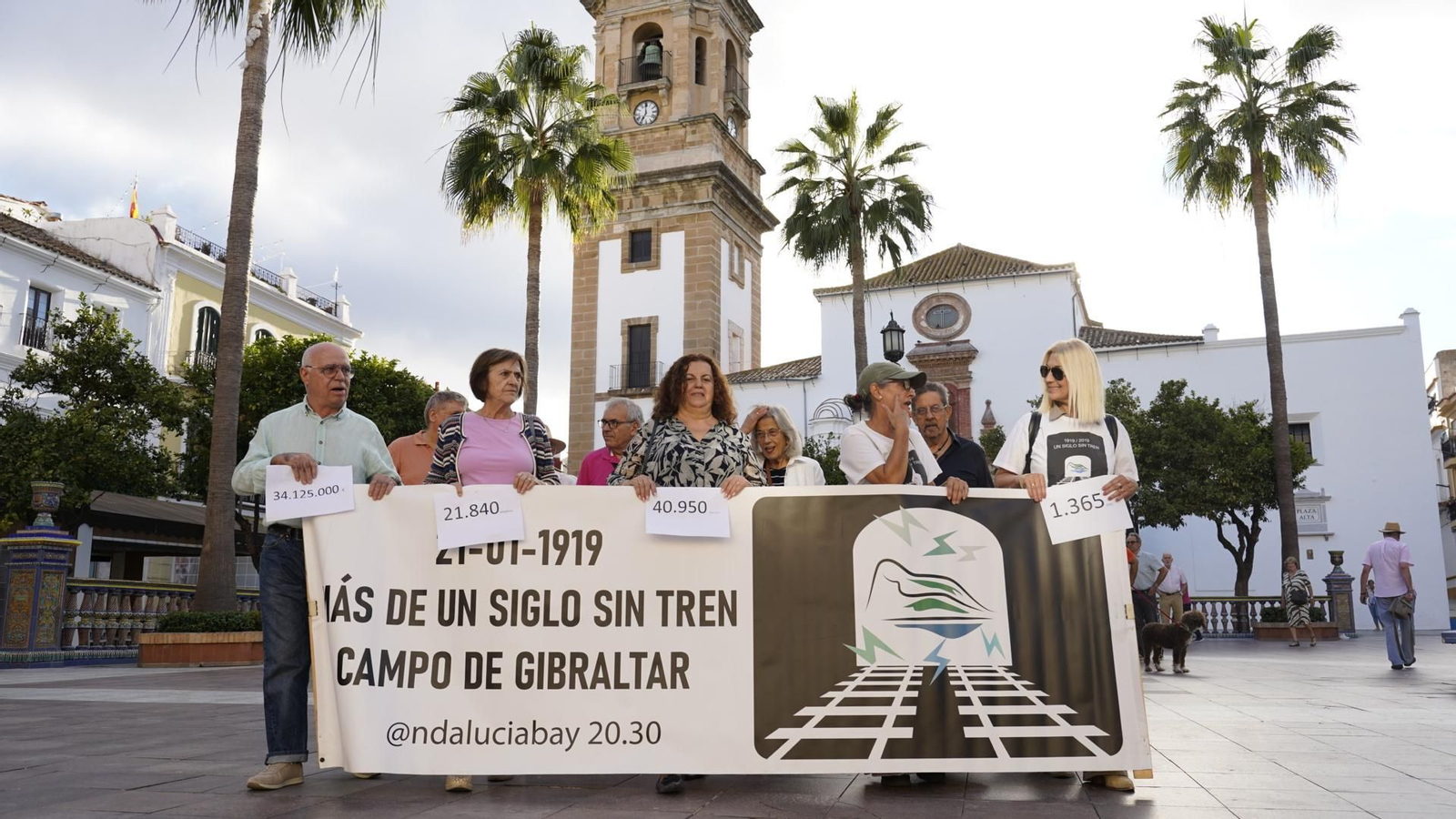 Fotos de la manifestación de la plataforma "Un siglo sin tren" en la plaza alta de Algeciras.