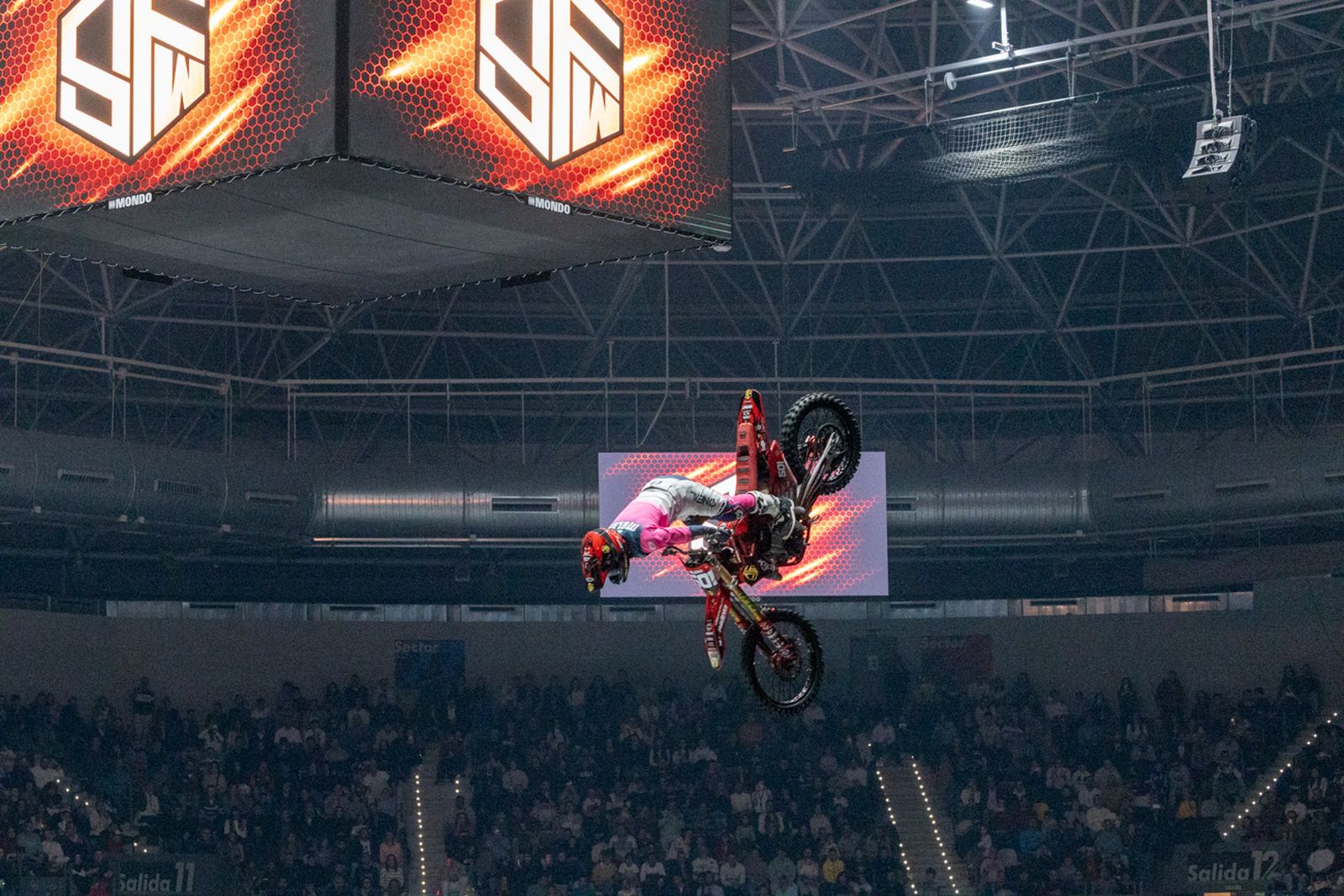 En imágenes: el Olivo Arena vibra con piruetas y motor en estado puro en el Soloflow Freestyle (2)