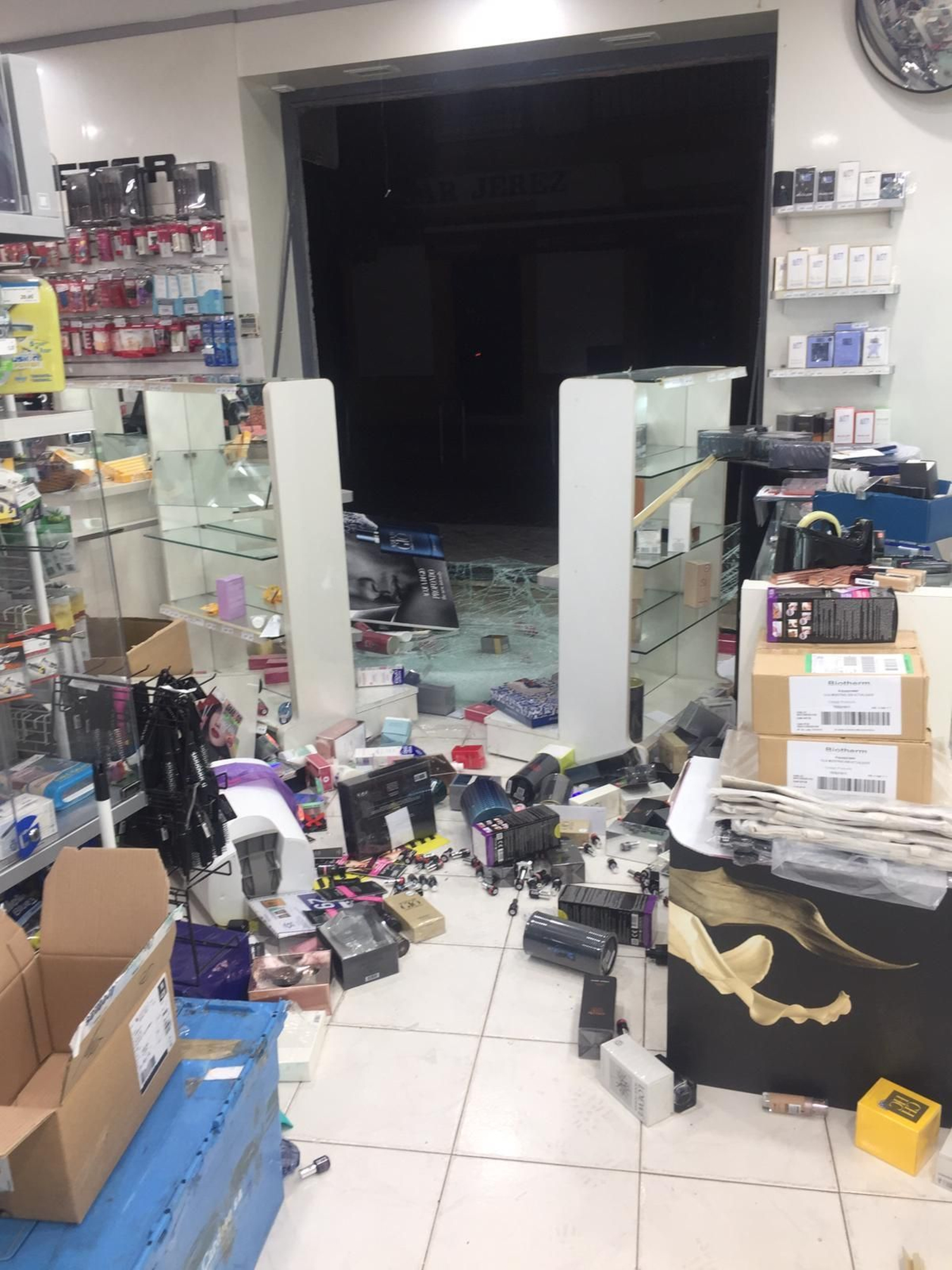 Interior de la perfumería Aromas tras el robo.