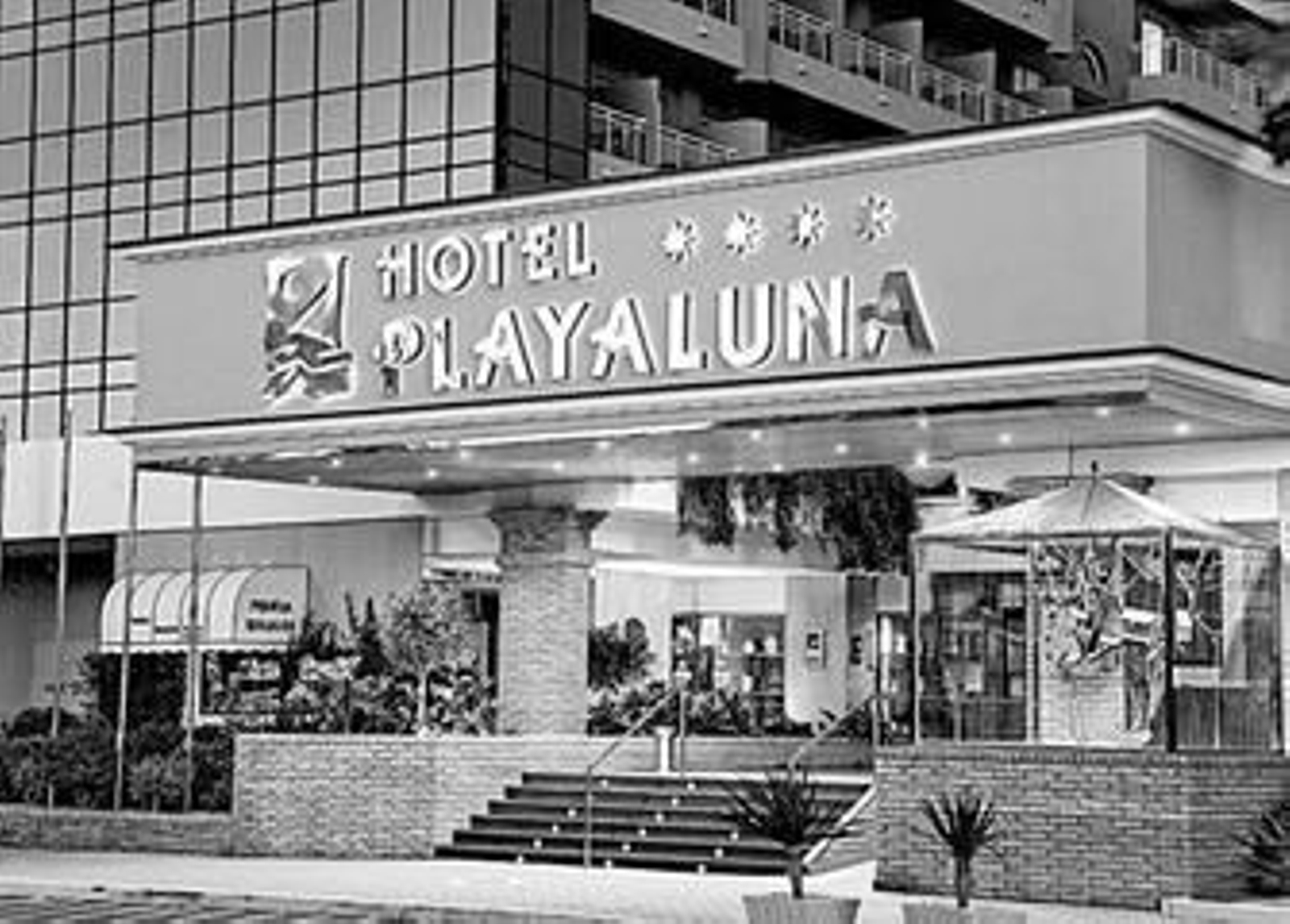 Entrada principal a las instalaciones del hotel de cuatro estrellas Playaluna.