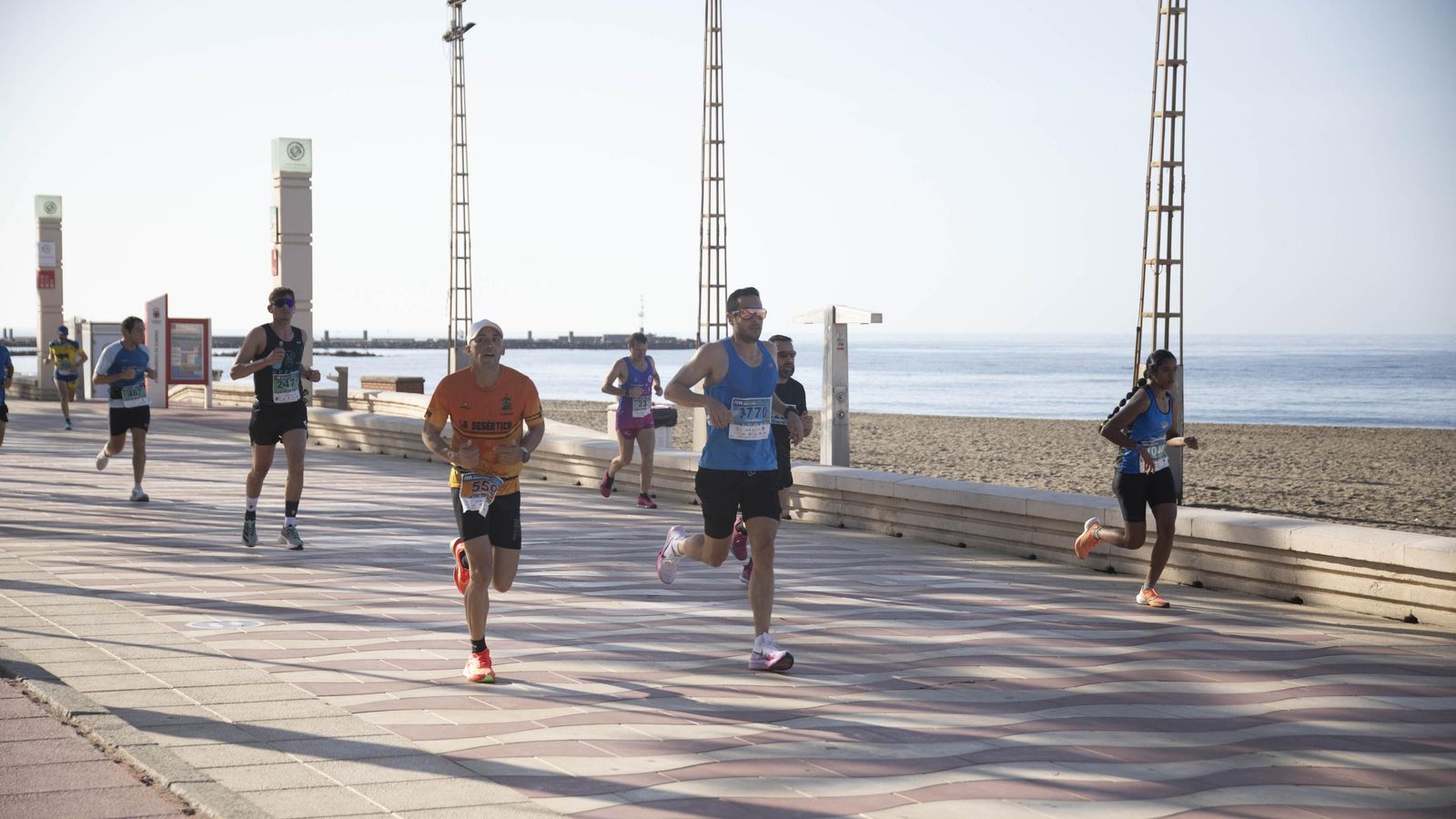 La edición del presente año ha transcurrido también por el Paseo Marítimo de Almería, pasando los corredores junto a la playa.