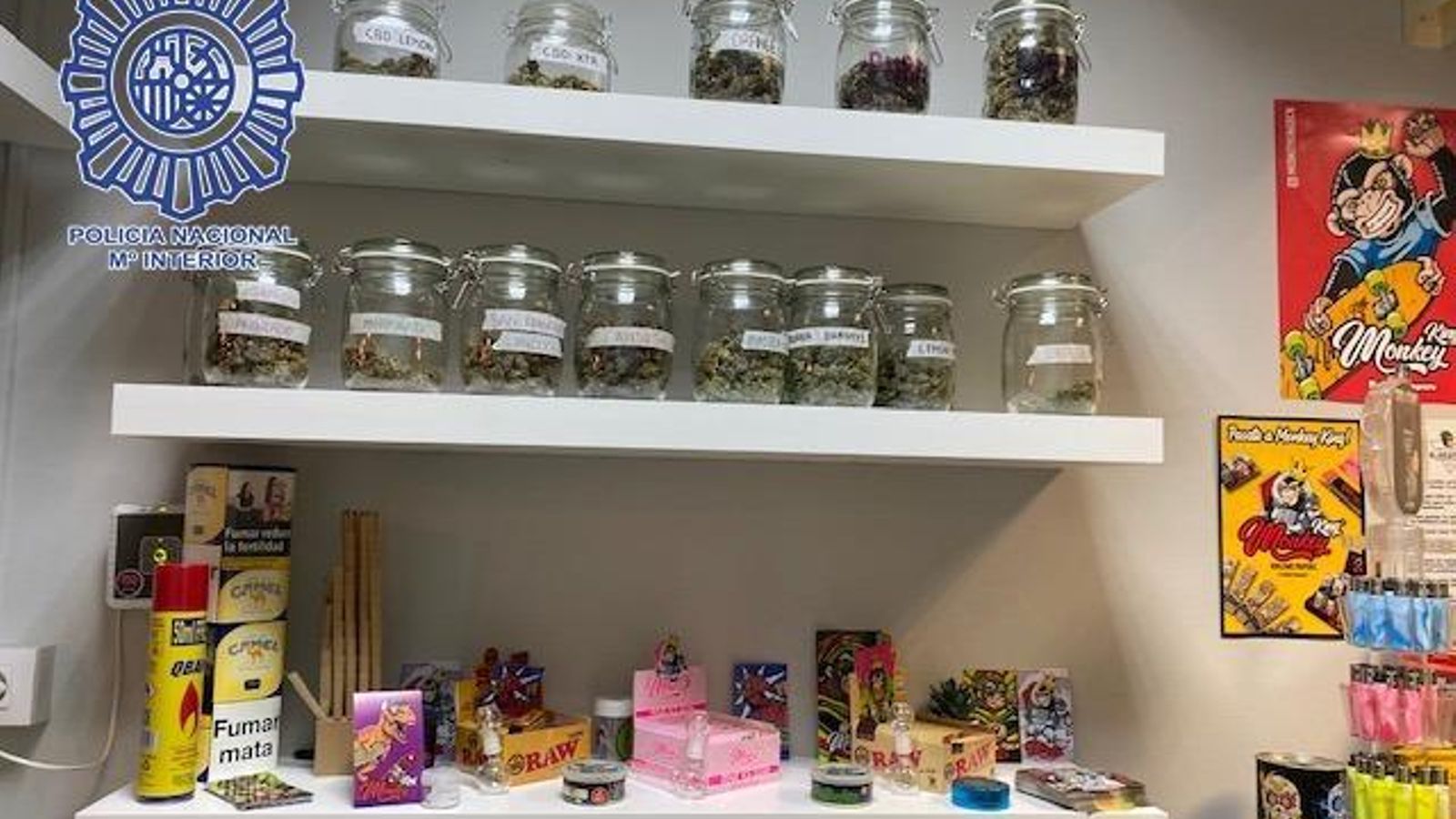 Botes con sustancias encontradas en el club cannábico.