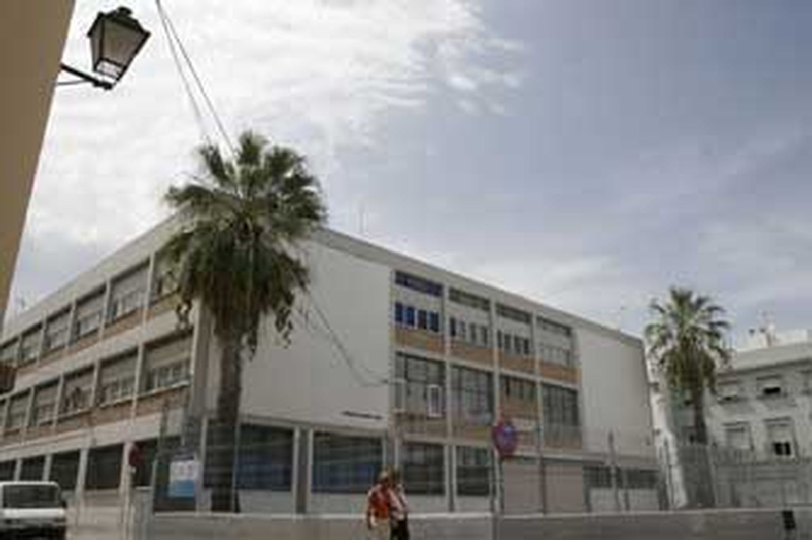 Edificio del IES La Viña que está siendo derribado para construirse en el solar el Museo del Carnaval. /José Braza